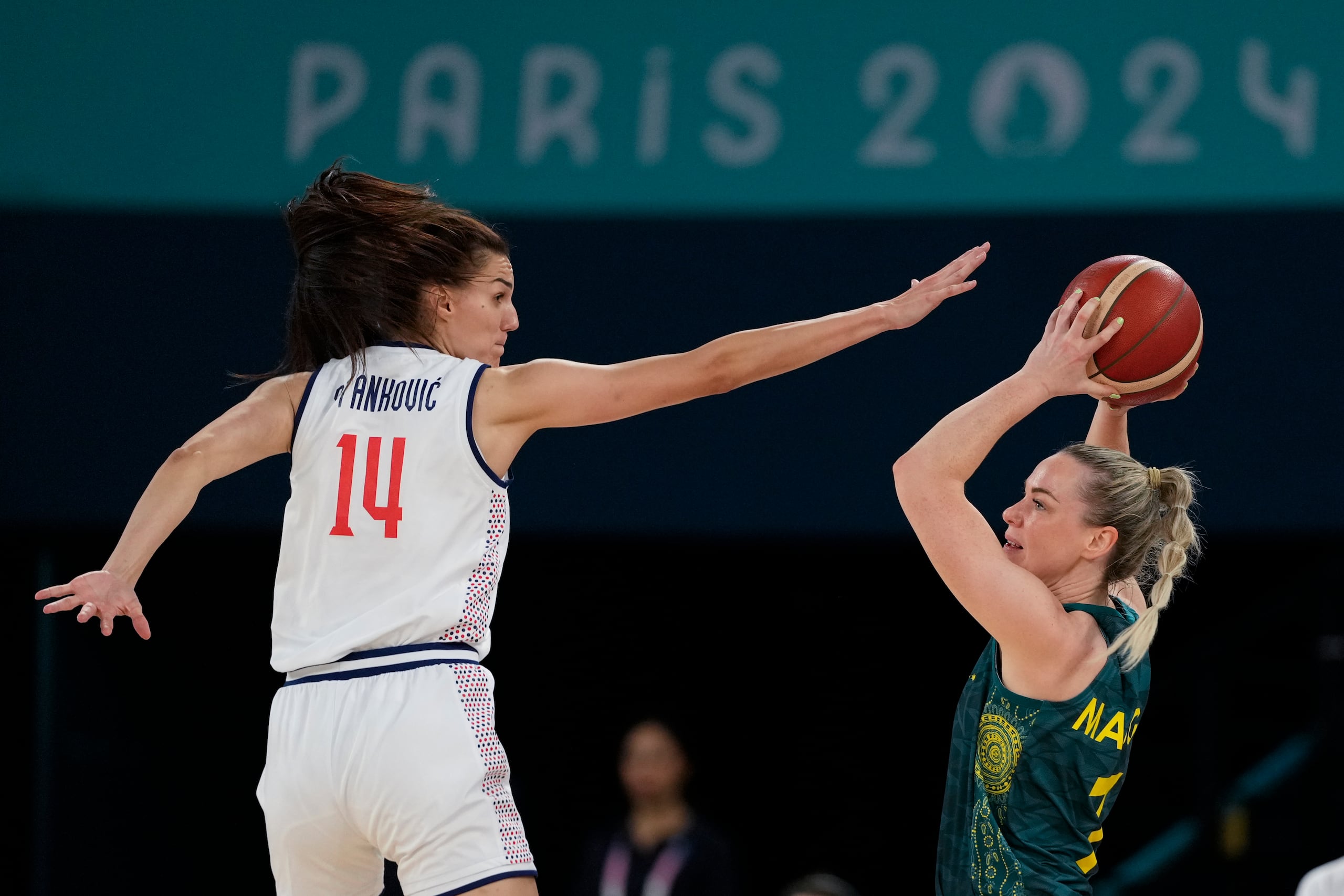 La australiana Tess Madgen dispara sobre la serbia Dragana Stankovic durante su partido de cuartos de final de Juegos Olímpicos, el miércoles 7 de agosto de 2024, en París. (AP Foto/Mark J. Terrill)