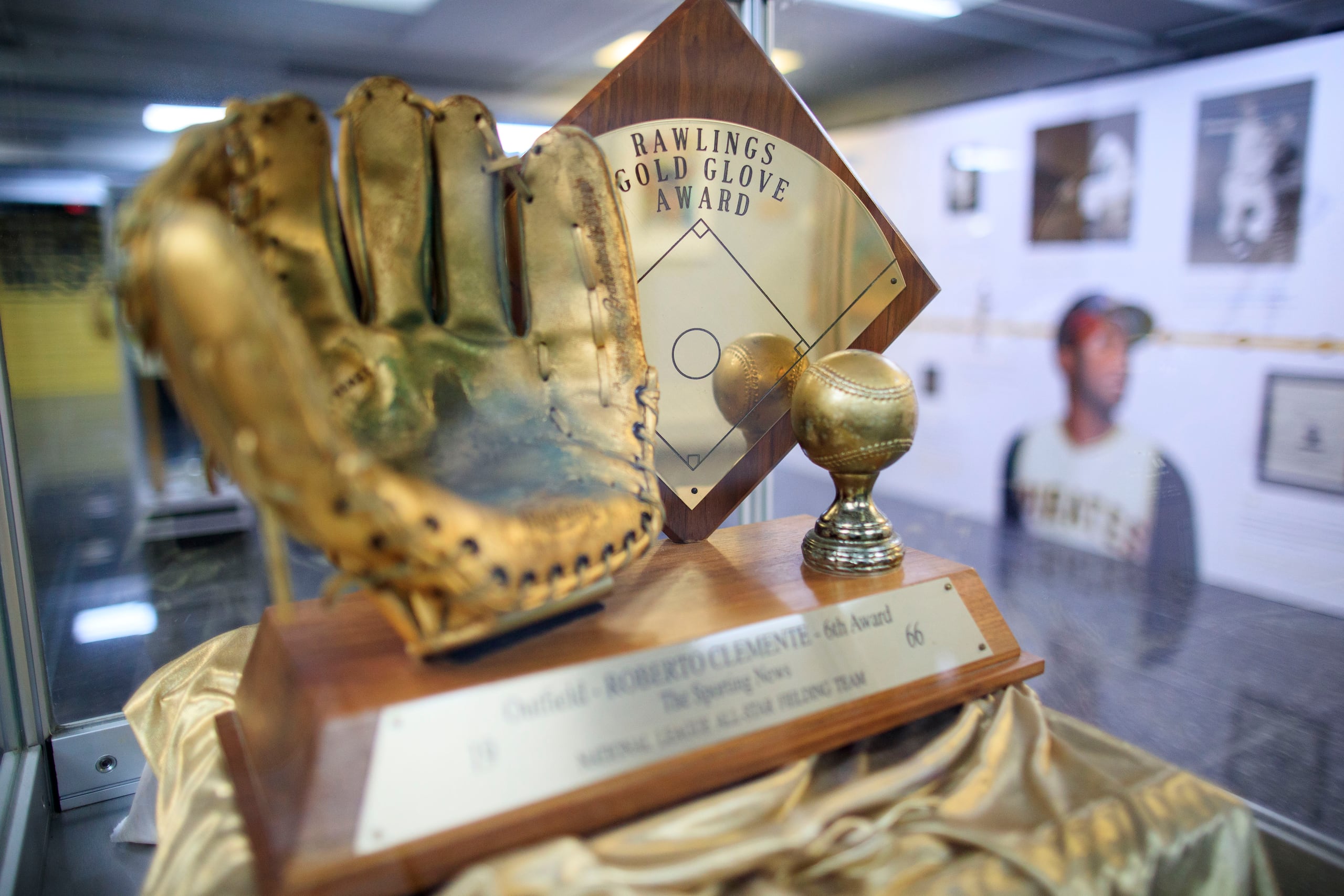 El premio Guante de Oro es uno de los más prestigiosos del béisbol. En la foto se aprecia uno de los 12 que ganó Roberto Clemente durante su carrera.