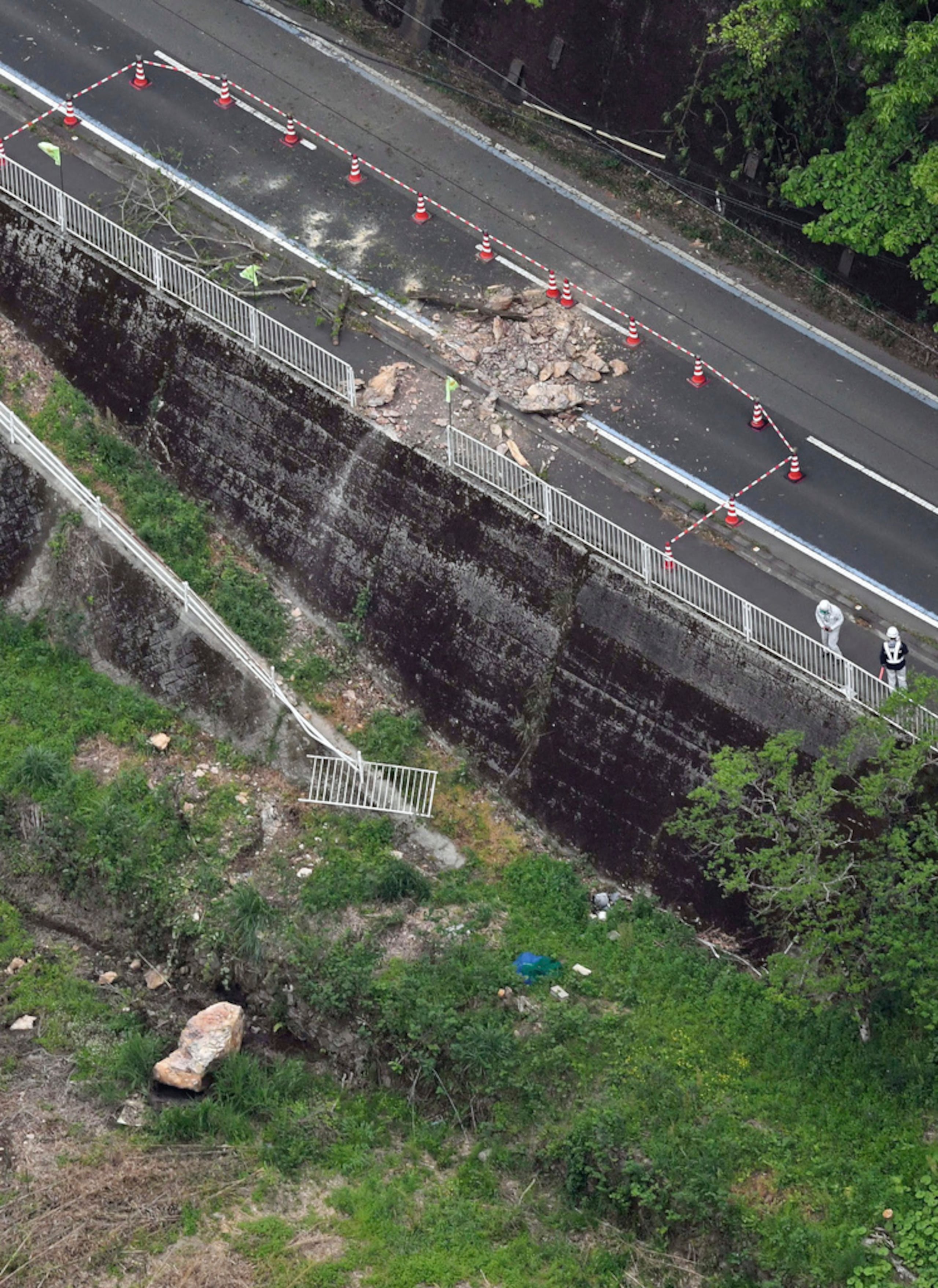 El lugar de la caída de una roca después del terremoto en Ohzu, prefectura de Ehime, en el oeste de Japón, el 18 de abril de 2024.