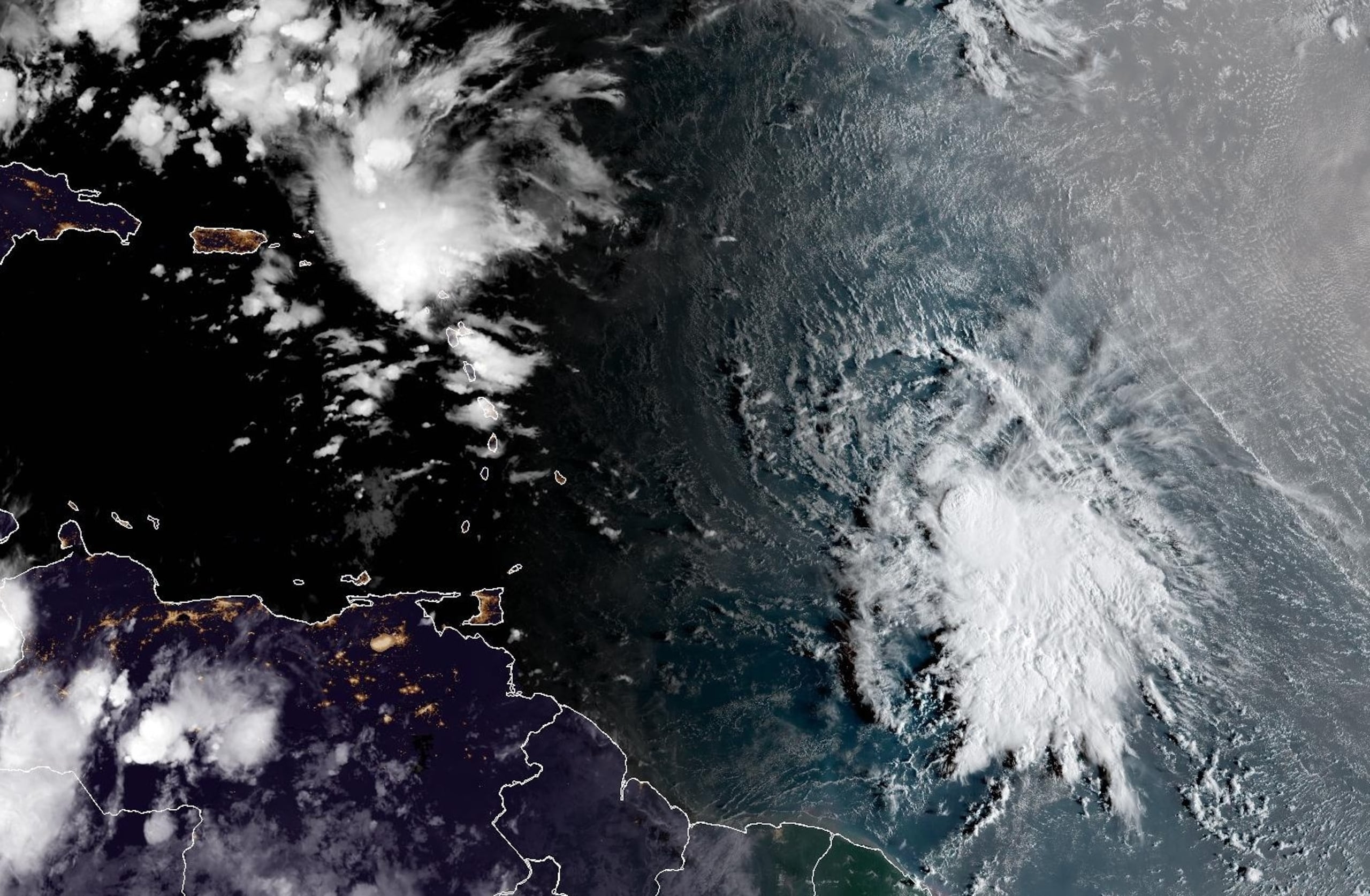 Imagen de satélite en la que se observa la tormenta tropical Jerry en la madrugada del 8 de octubre de 2025.