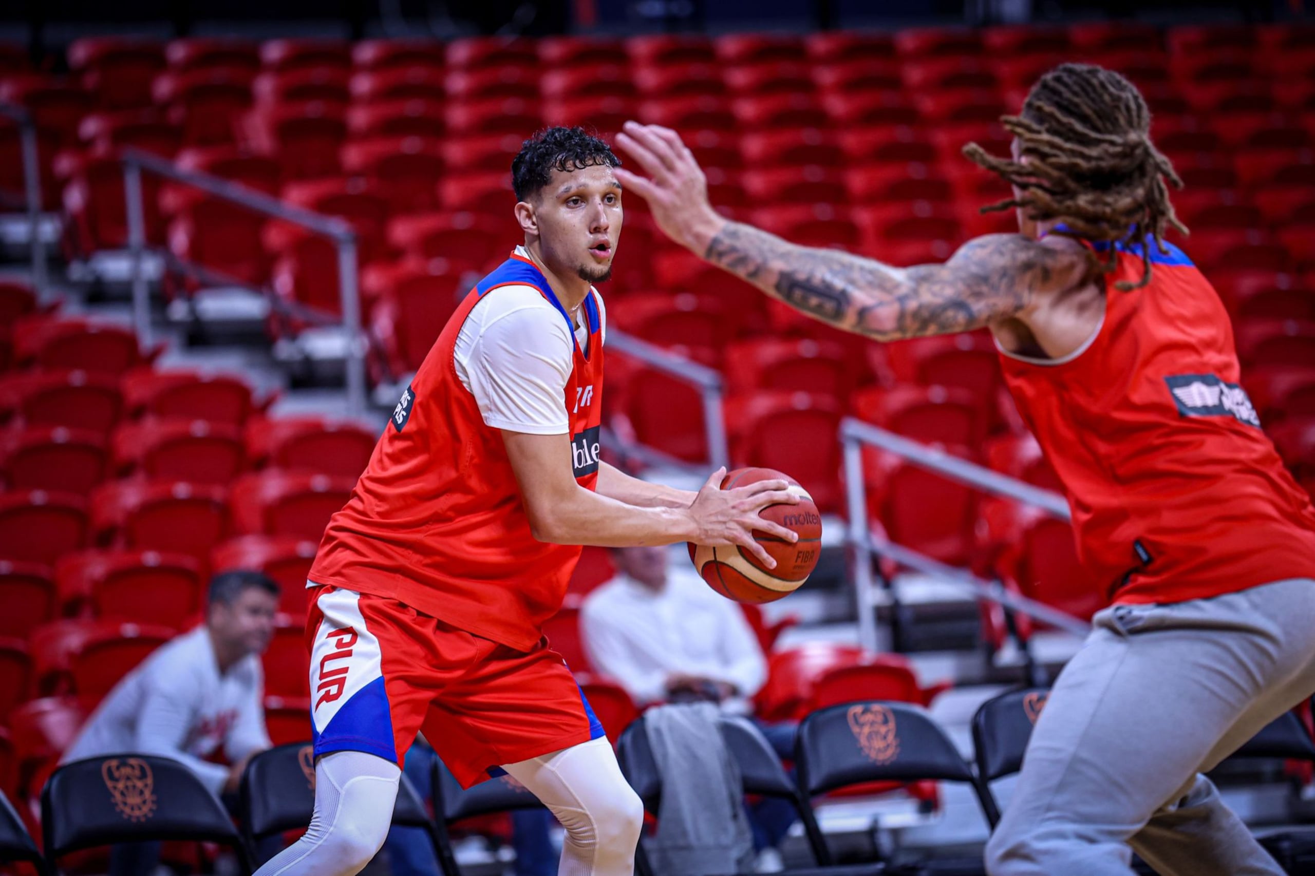 Ramses Meléndez, nuevo rostro en el Equipo Nacional, suda la camiseta puertorriqueña durante la práctica para el AmeriCup 2025.