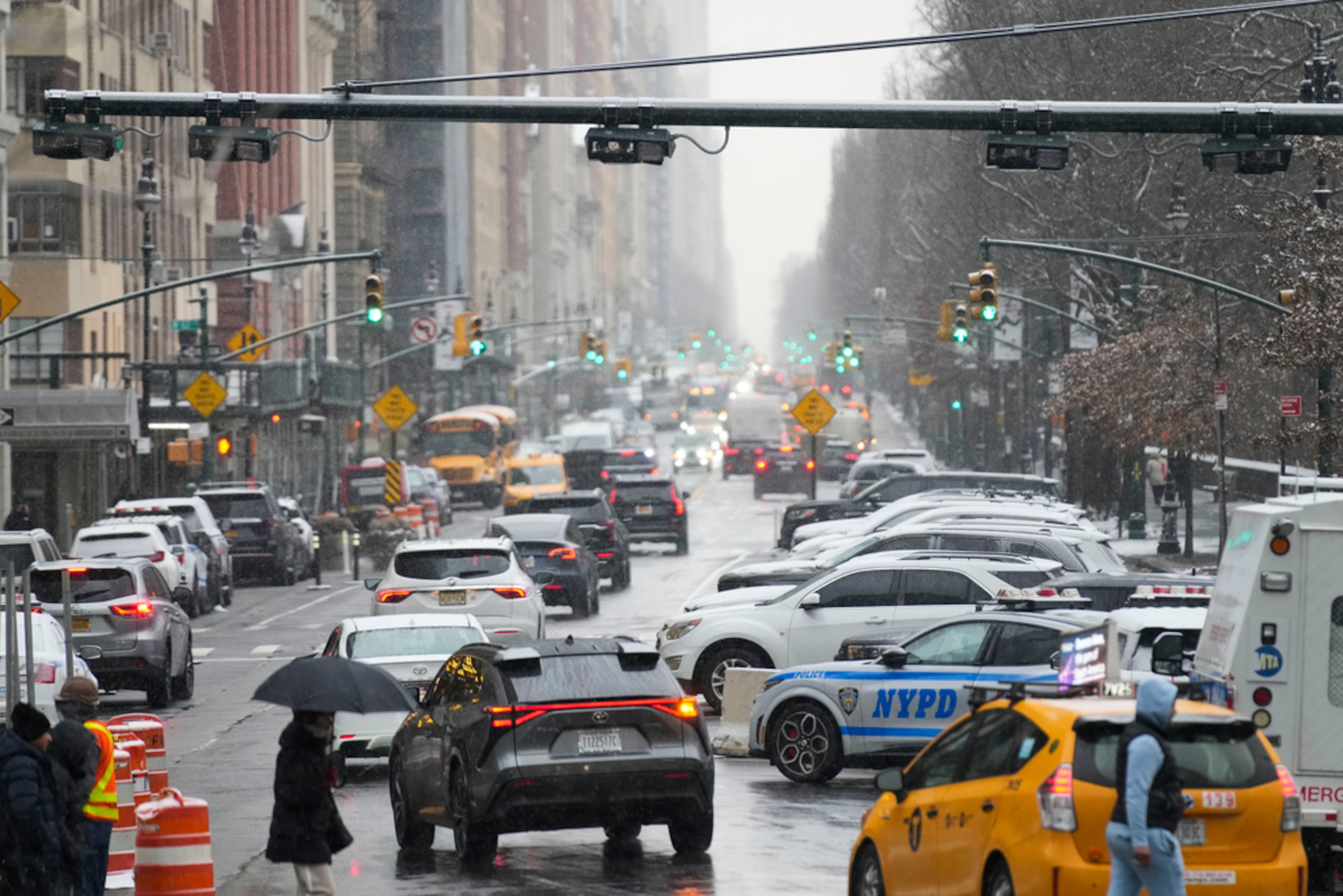 Los dispositivos utilizados para el cobro de peaje por congestión cuelgan sobre el tráfico en una calle de Manhattan, Nueva York, el 6 de enero de 2025.