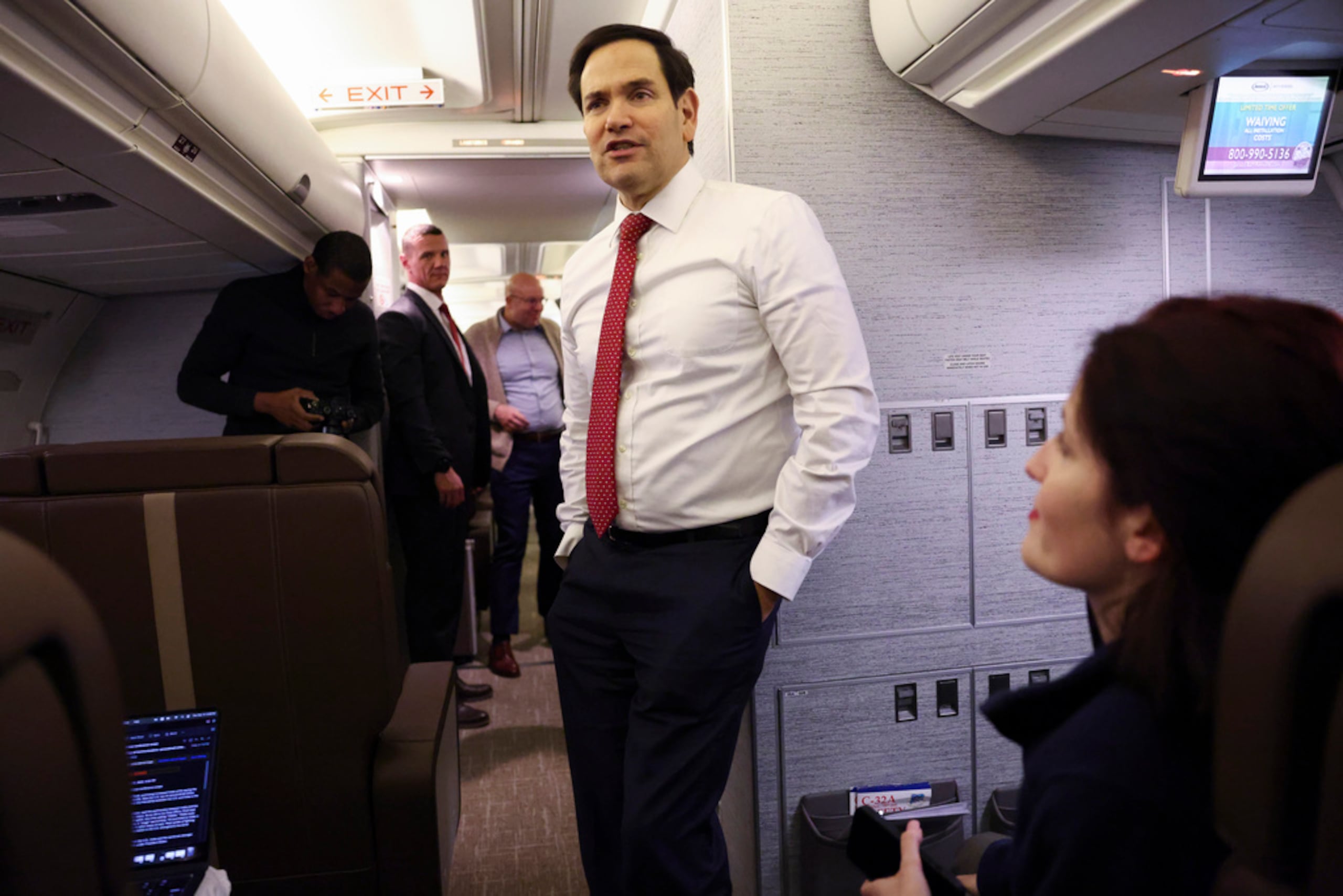 El secretario de Estado, Marco Rubio, habla con los periodistas que viajaban con él a la Conferencia de Seguridad de Múnich después de que un problema mecánico obligó a su avión a regresar a la Base Conjunta Andrews, el 13 de febrero de 2025, en Maryland.