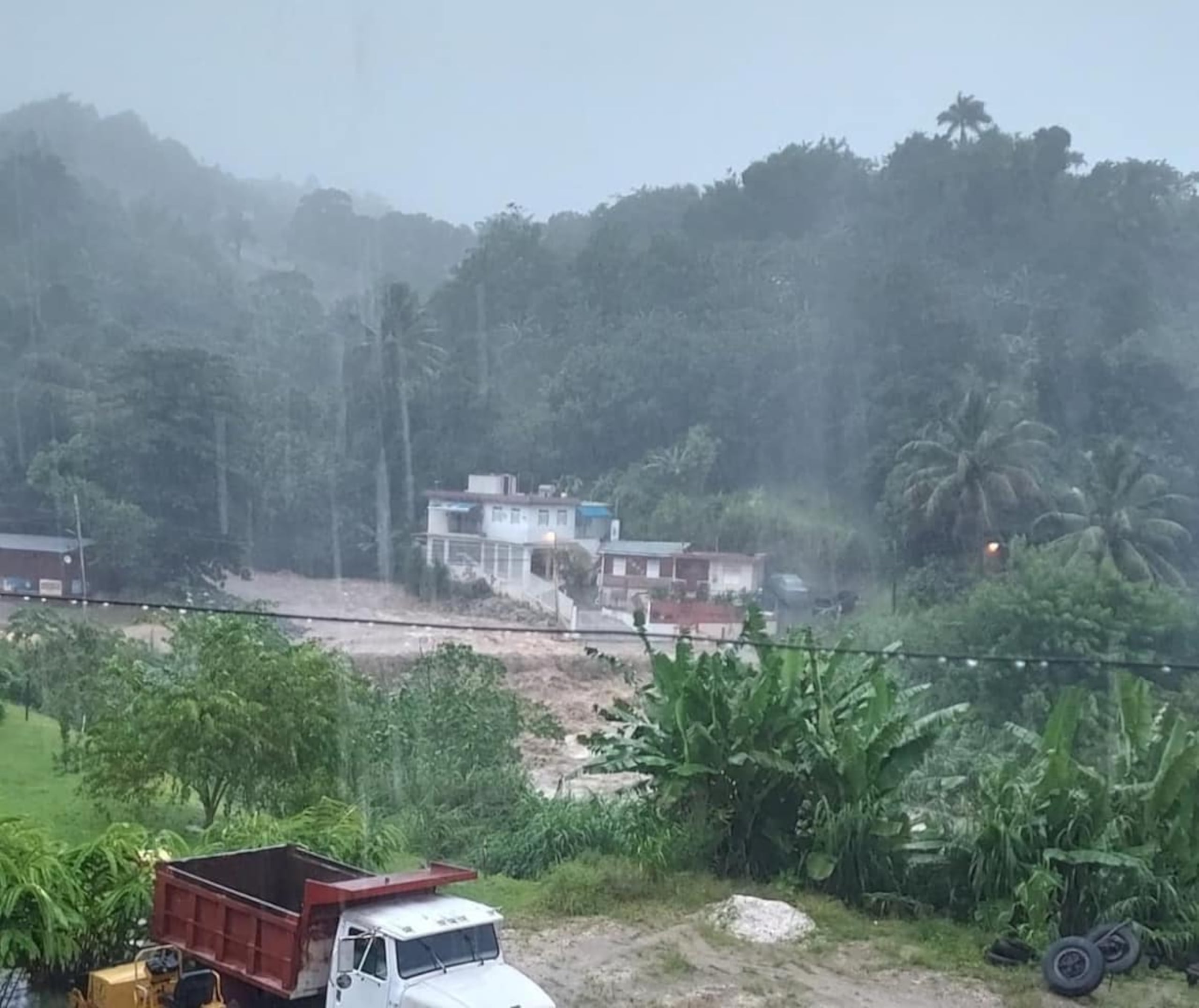 El río Caricaboa se salió de su cauce en Jayuya