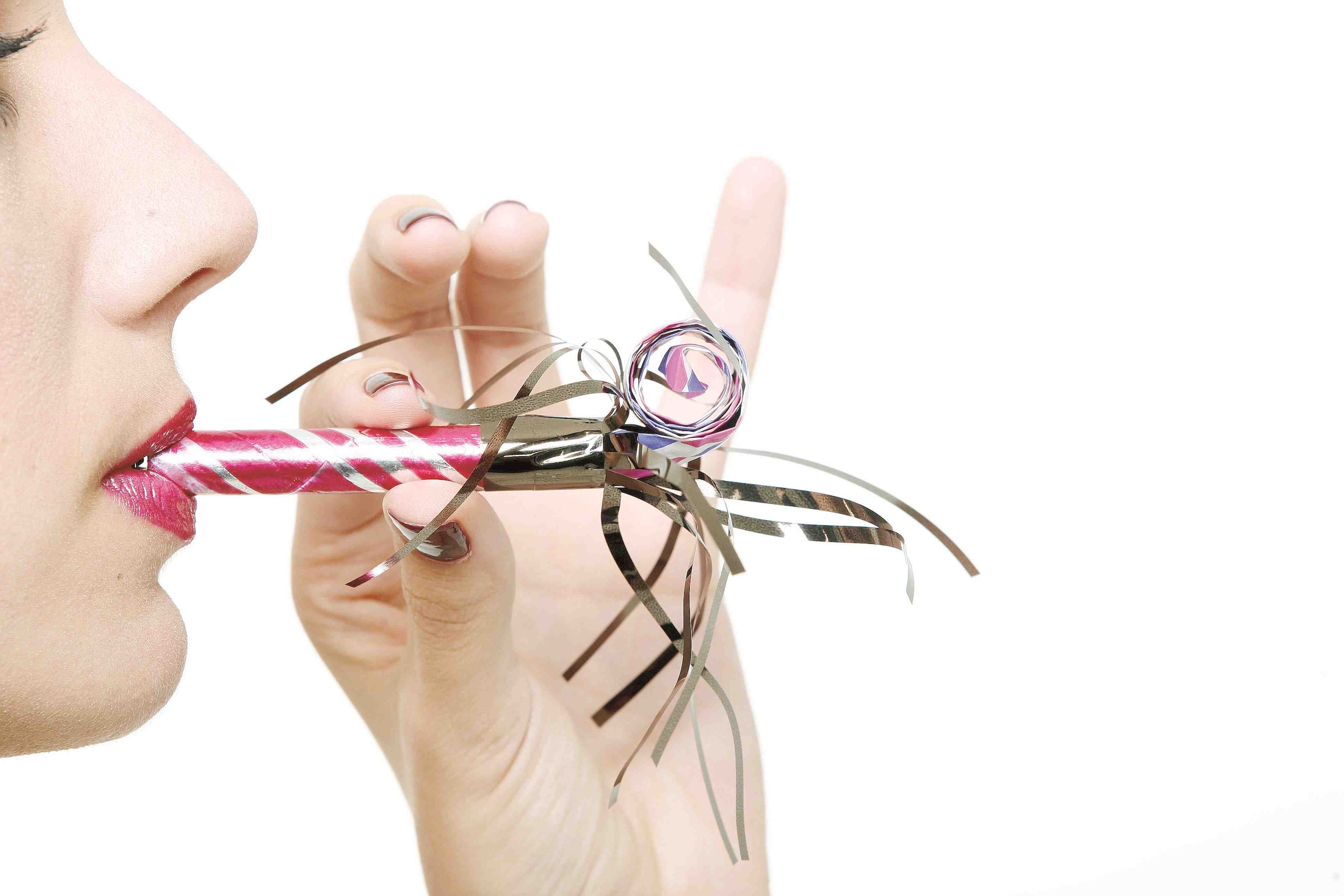 Cada 31 de diciembre, miles de personas alrededor del mundo se preparan de diferentes maneras para recibir el nuevo año con nuevos bríos.
Algunos, suelen redactar sus resoluciones, esas listas en las que enumeran las metas que desean alcanzar. Otros ac