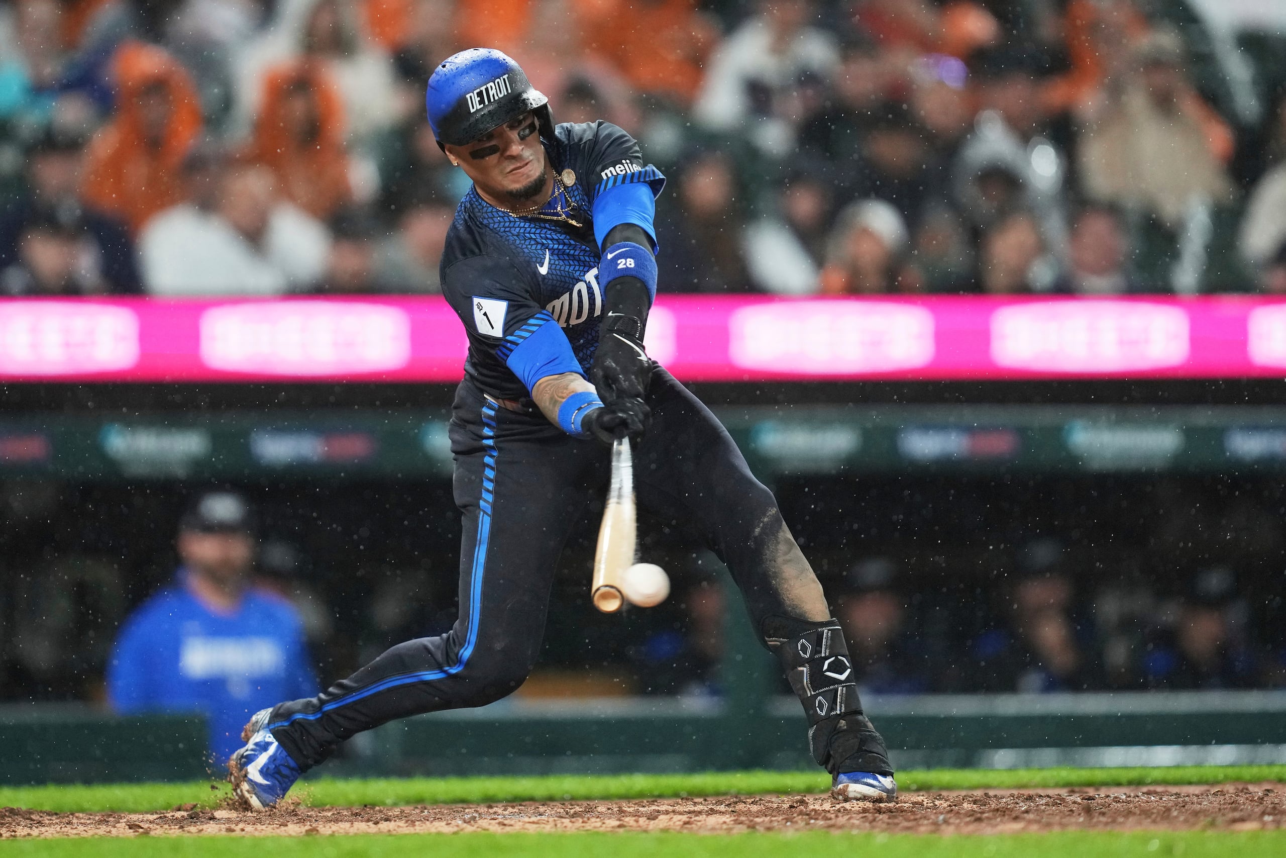 Javier Báez pega un doble impulsador en la octava entrada contra los Reds.