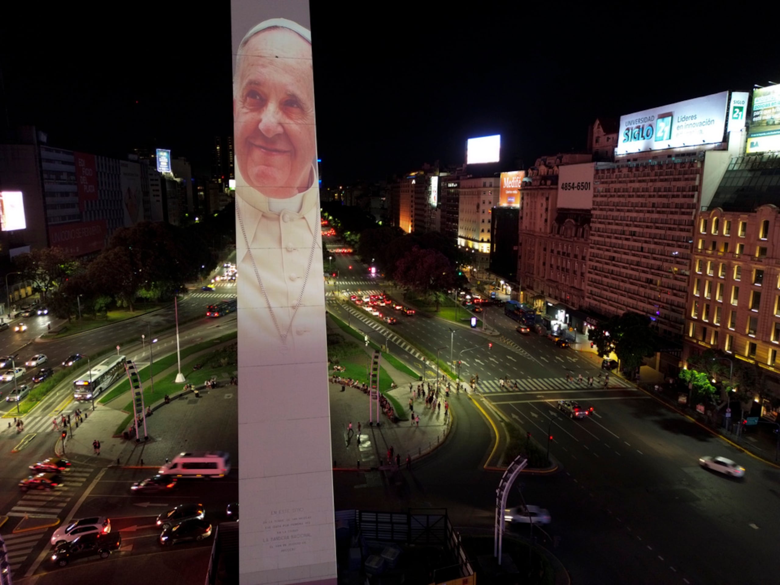 Una fotografía del papa Francisco se proyecta en el Obelisco de Buenos Aires, Argentina.