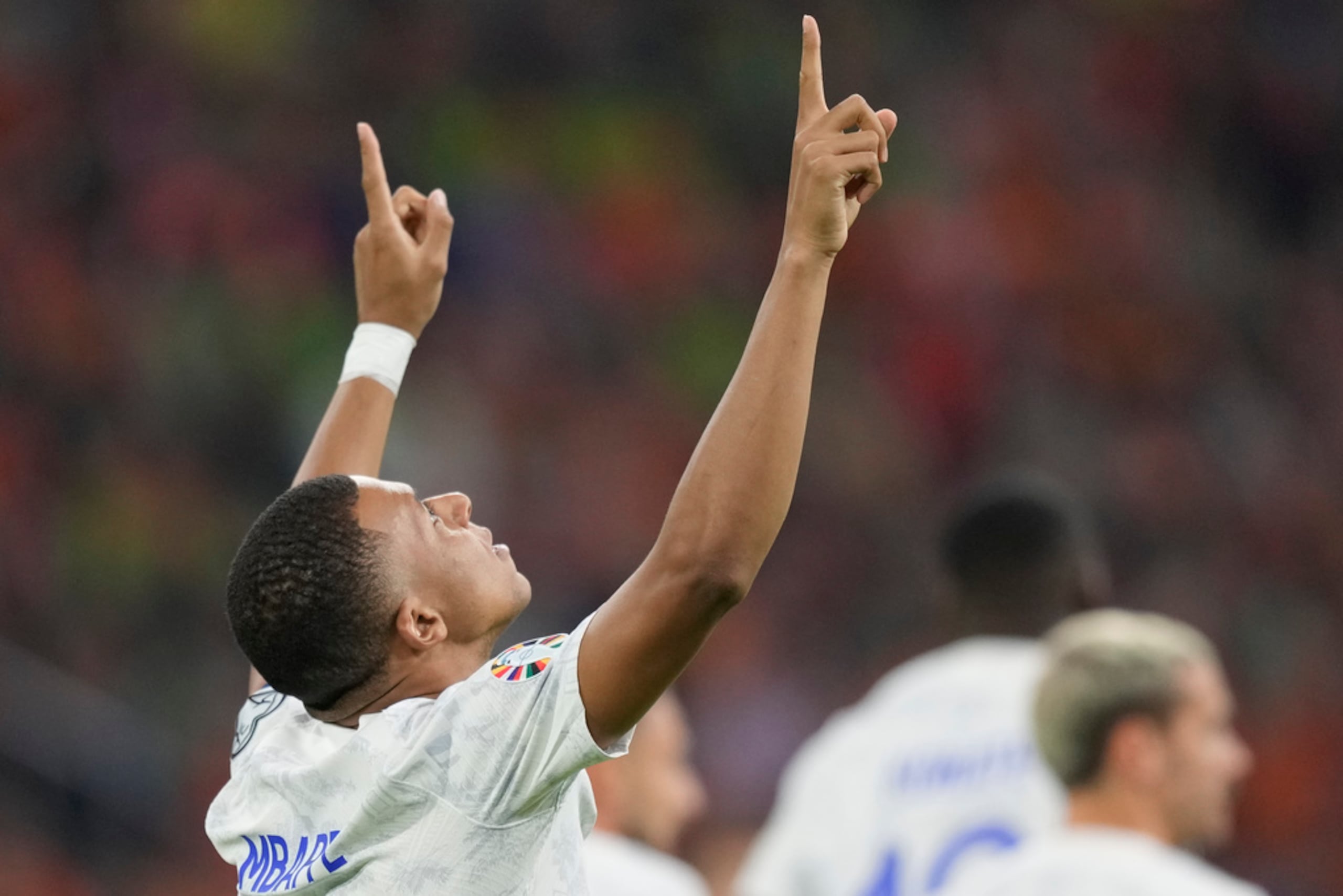 Kylian Mbappé festeja tras anotar por la selección de Francia ante Holanda, en un partido de la eliminatoria a la Eurocopa.