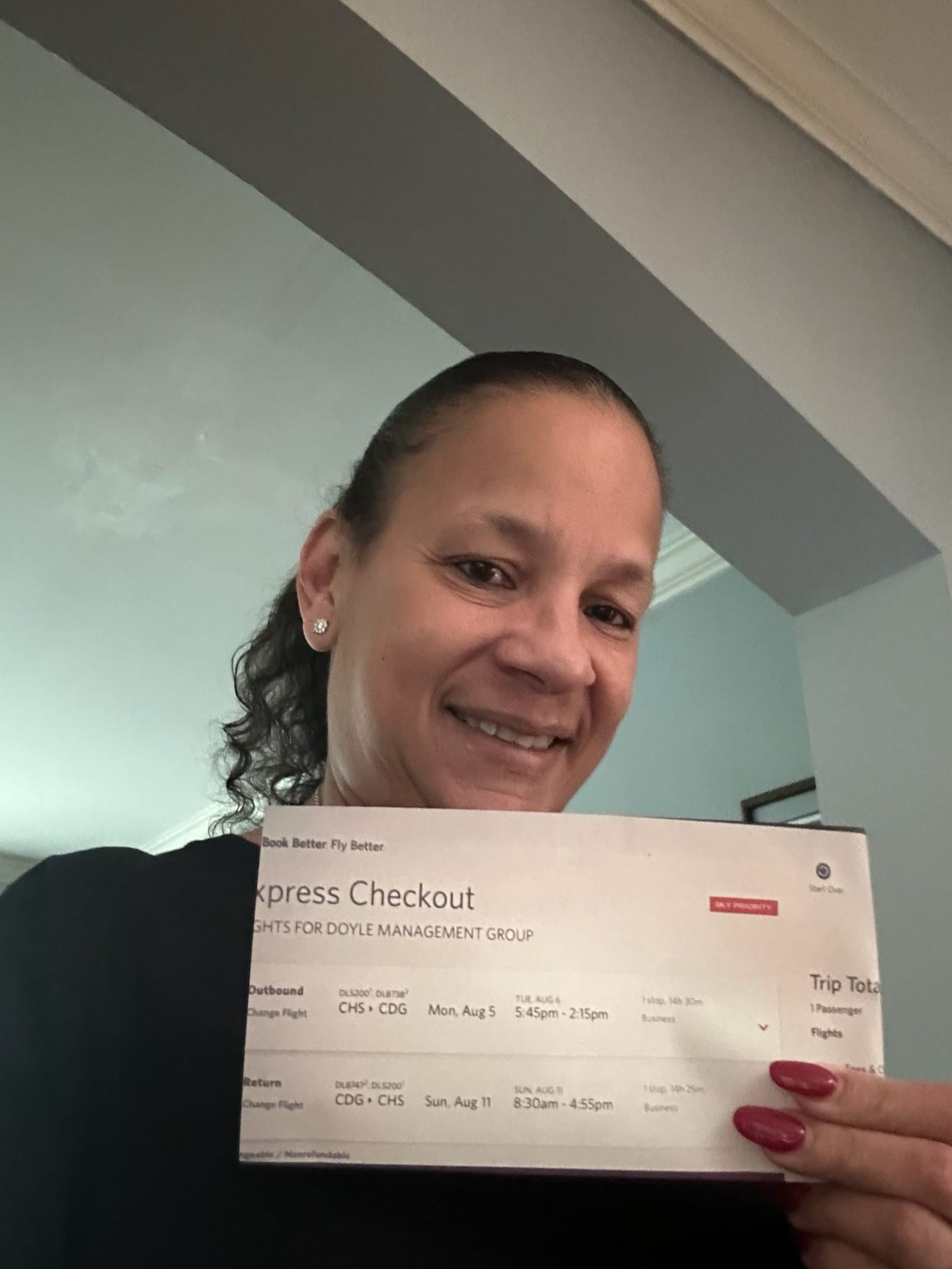 María Camacho, madre de Jasmine Camacho Quinn, muestra su boleto aéreo que la llevará a París 2024, en donde la vallista defiende el oro de Tokio 2020.