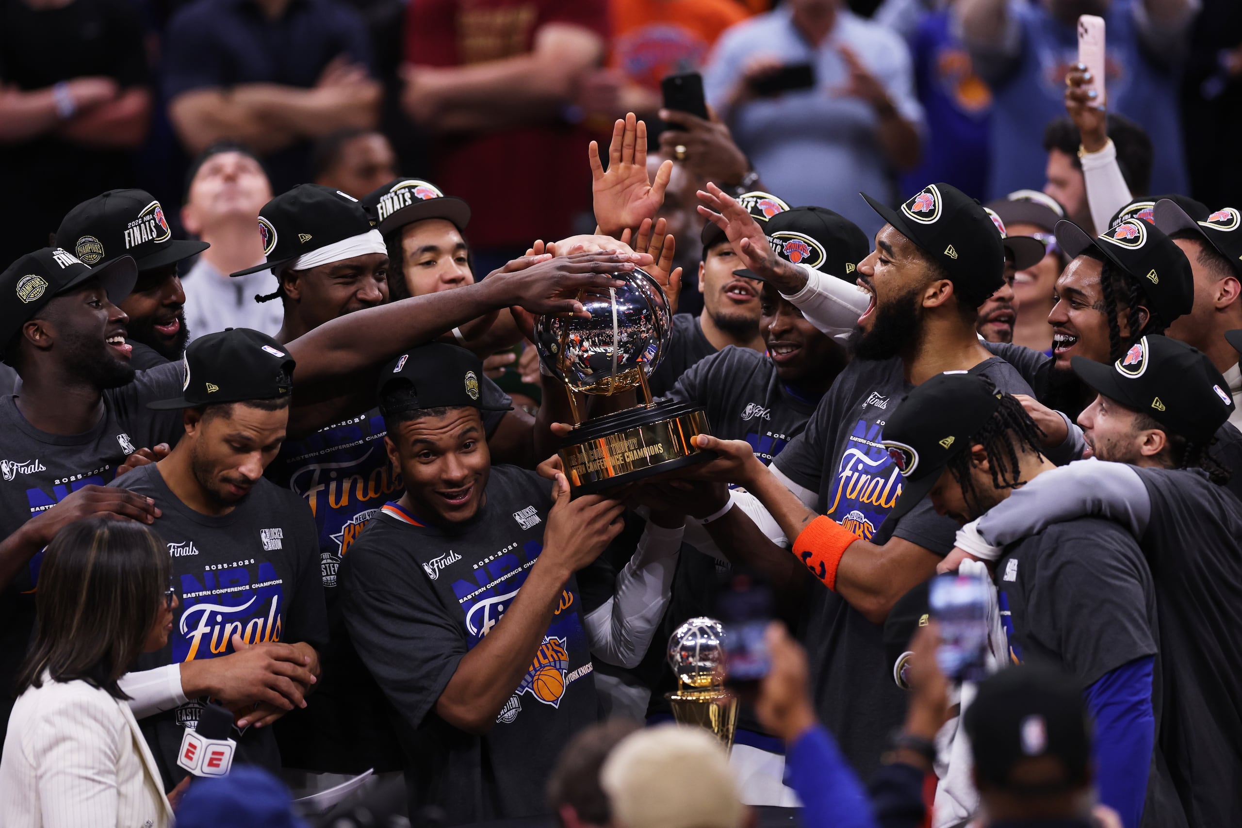 Jugadores de los Knicks de Nueva York levantan el trofeo de campeón de la Conferencia del Este.