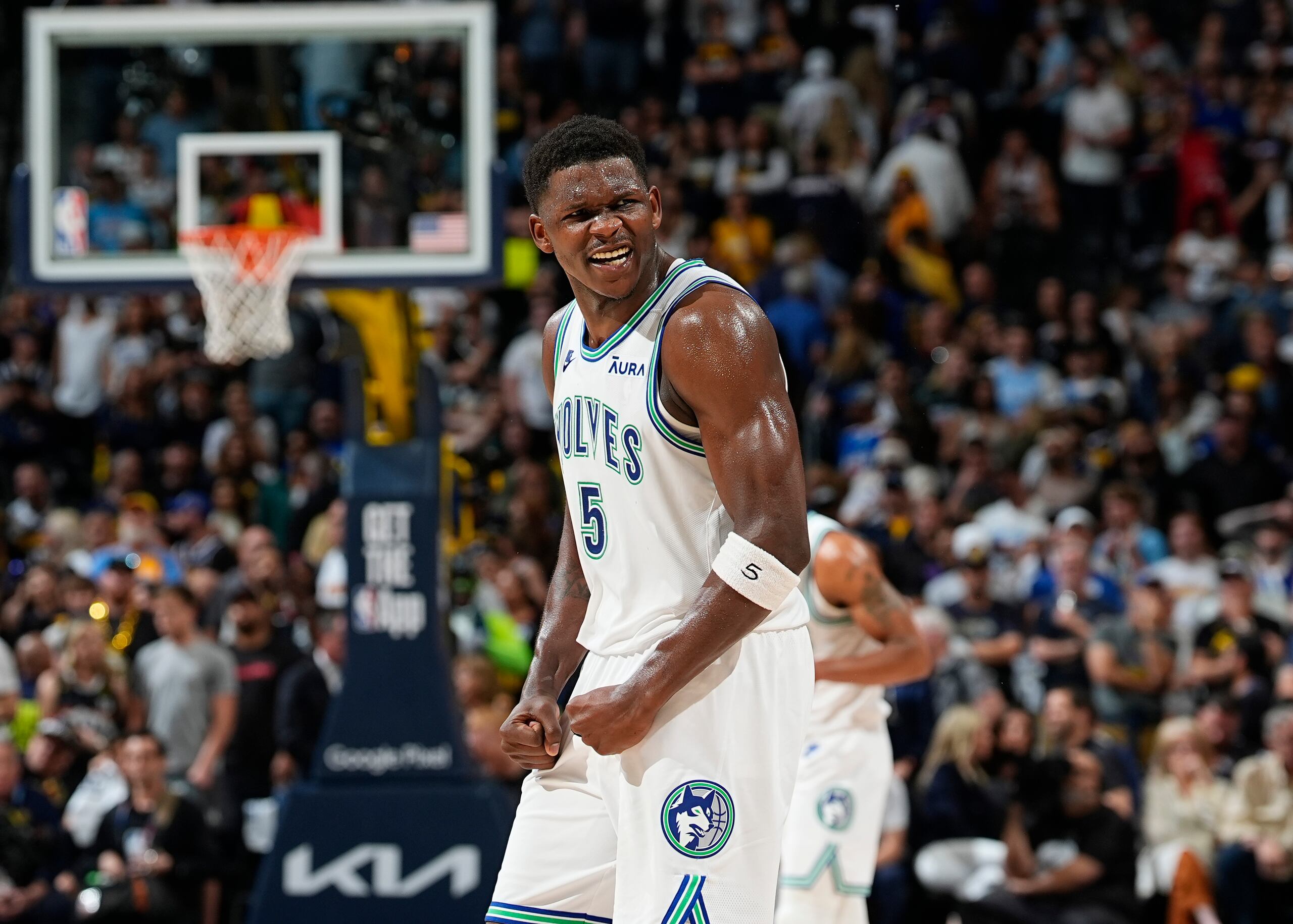 Anthony Edwards festeja la victoria de los Timberwolves de Minnesota ante los Nuggets de Denver en el séptimo juego de la segunda ronda del Oeste.