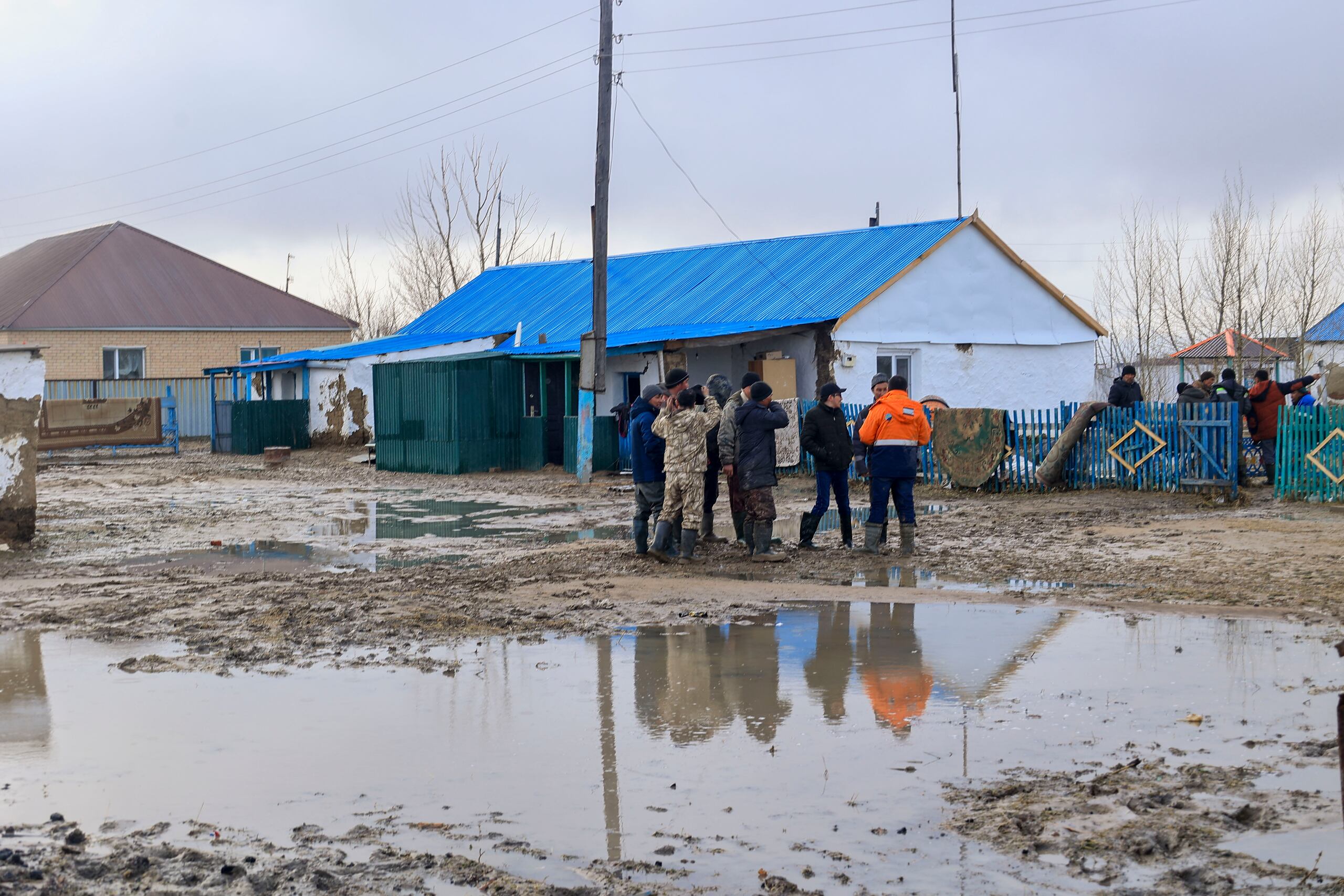Unas personas se organizan para limpiar un área inundada a causa del inicio de la primavera y el deshielo activo en Astaná, Kazajistán. EFE/ Ministerio de Emergencia de Kazajistán.