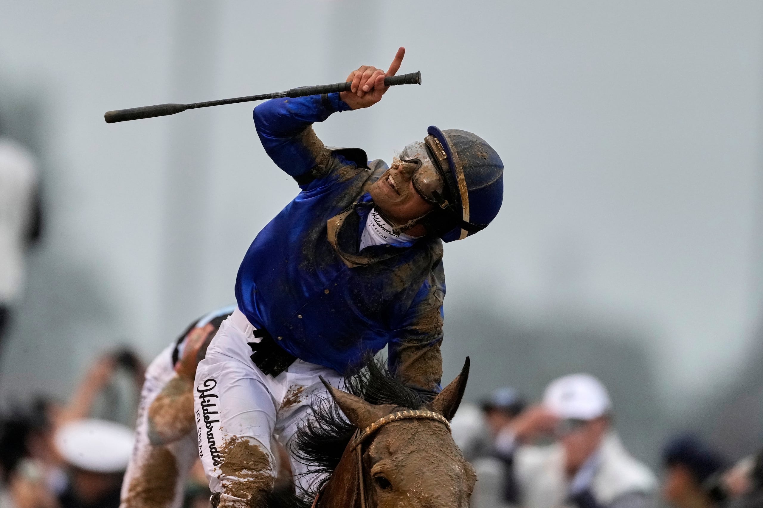 El jinete Junior Alvarado celebrando tras ganar con Sovereignty la 151.ª edición del Derby de Kentucky en Churchill Downs, el sábado 3 de mayo de 2025, en Louisville, Kentucky. (Foto AP/Brynn Anderson)