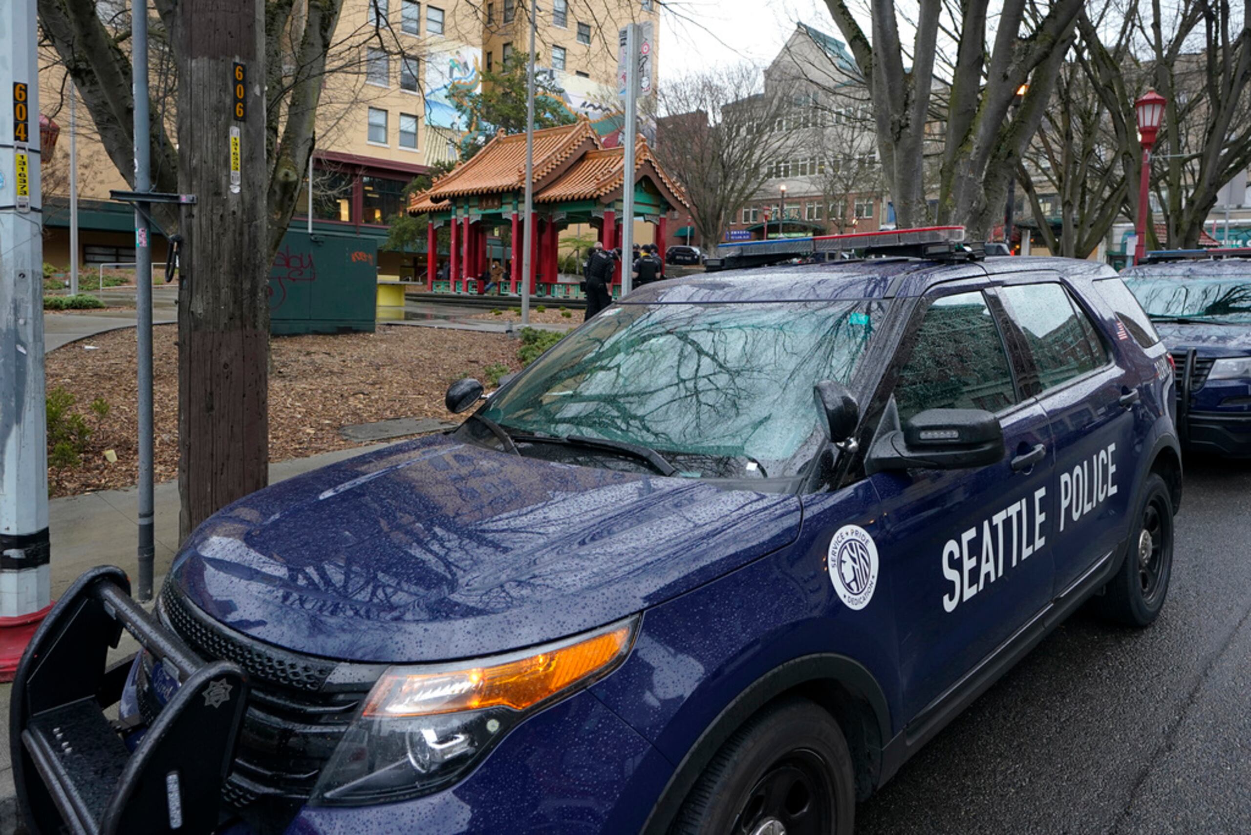 Un vehículo policial en Hing Hay Park en el sector Chinatown-International District de Seattle, el 18 de marzo del 2021.
