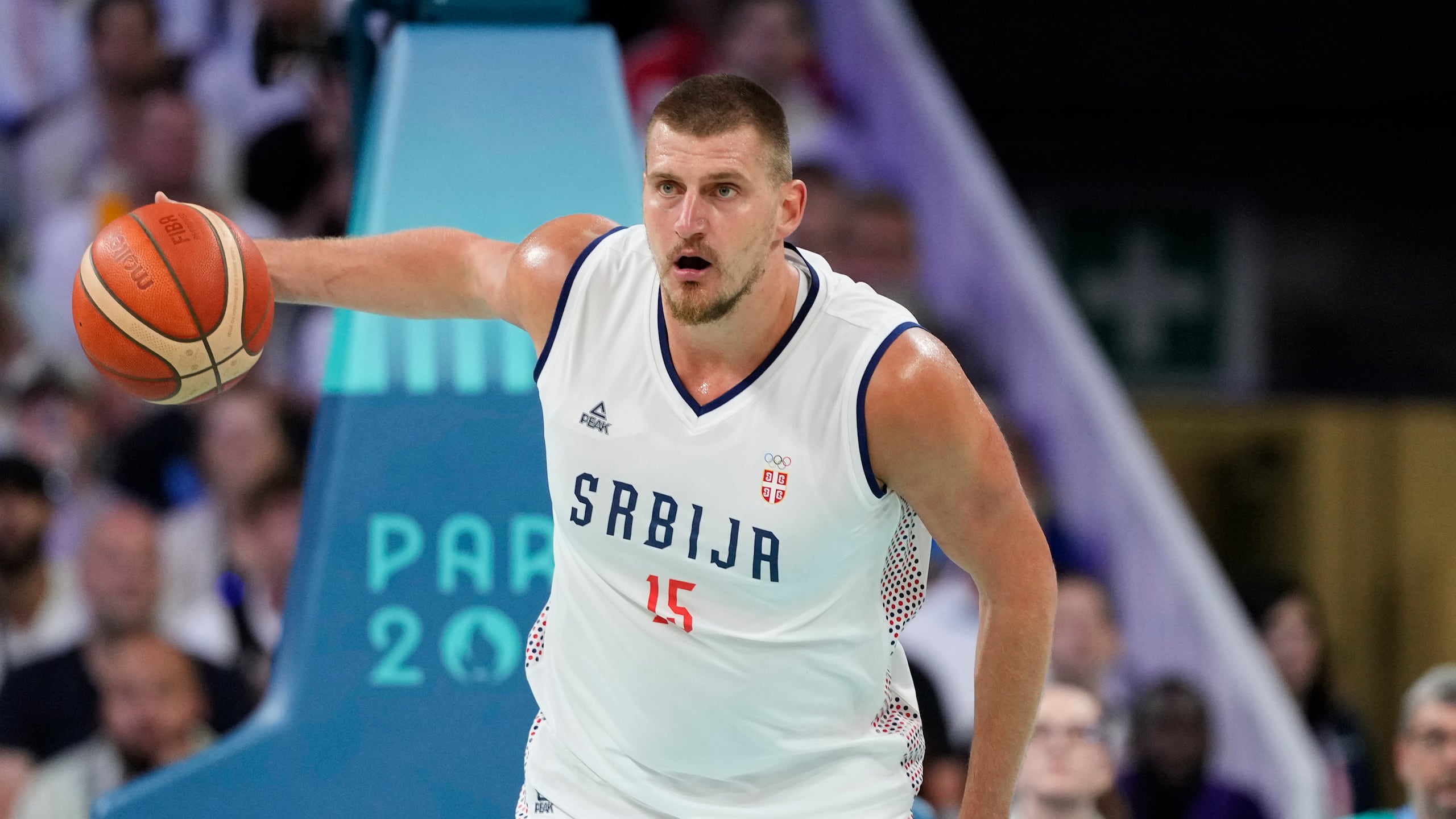 El serbio Nikola Jokic maneja el balón durante los Juegos Olímpicos de París 2024.