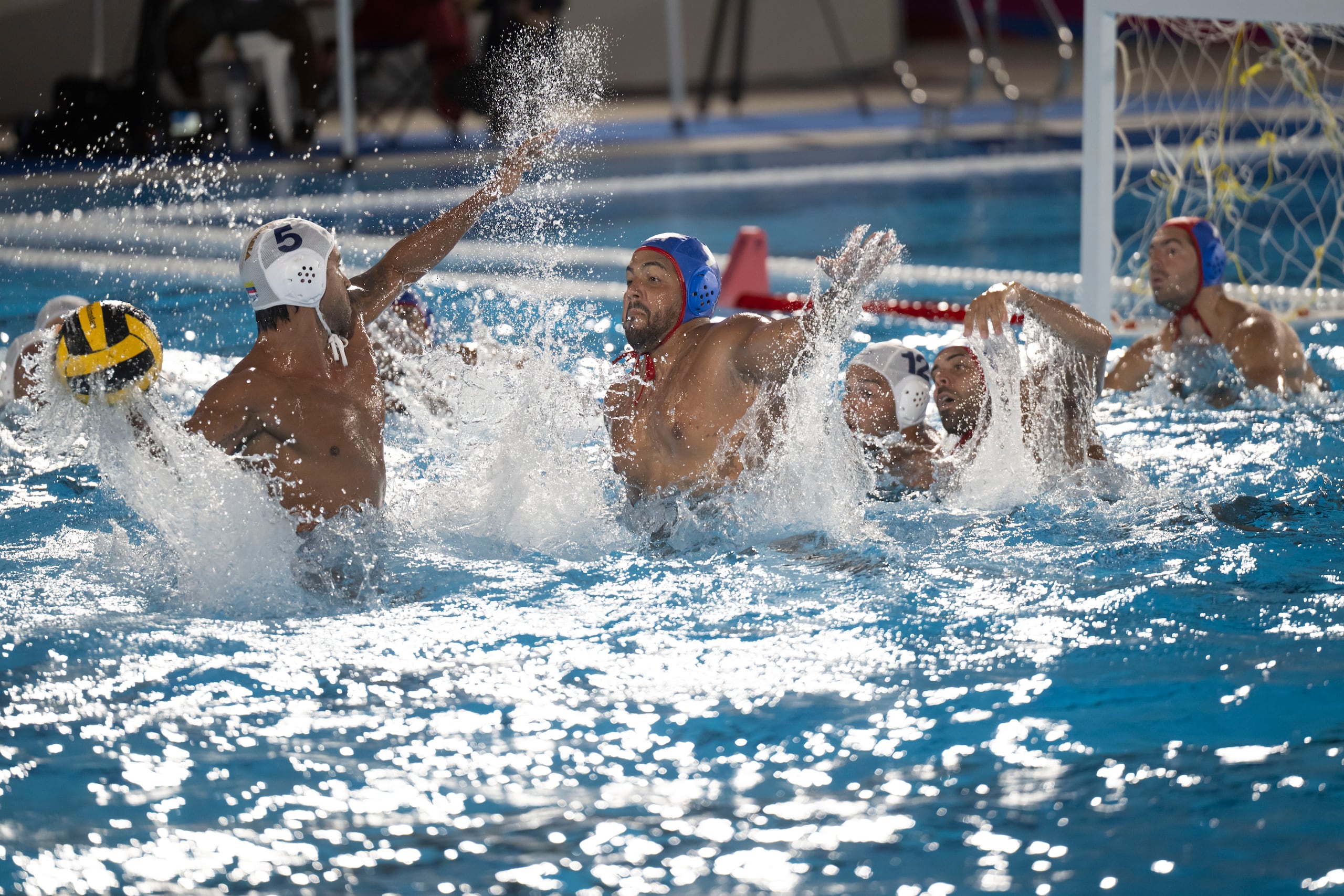 Los jugadores de Puerto Rico y Colombia en la final de polo acuático de los Juegos Centroamericanos y del Caribe 2026.