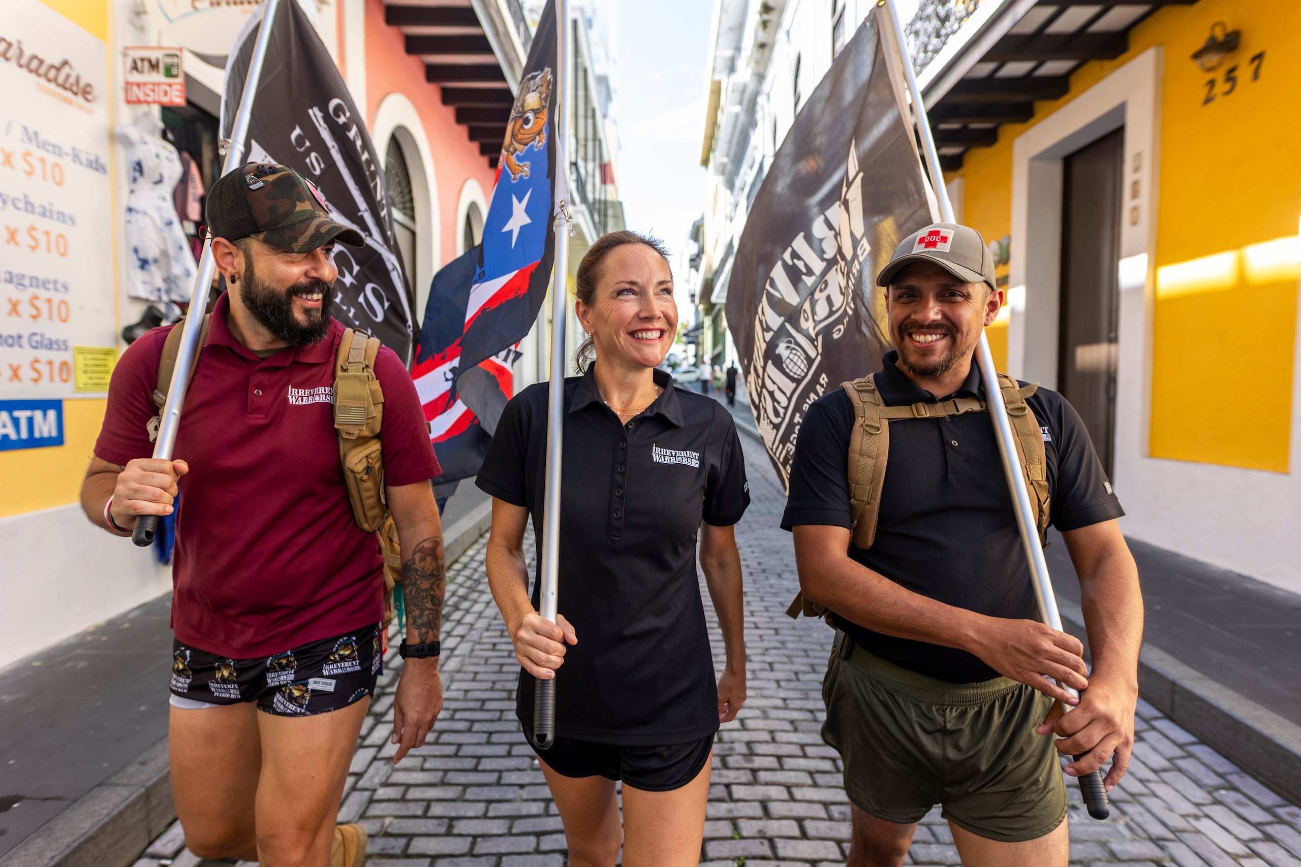 Audi Laboy, Crystal Allen y Christian Araujo Andrade son tres de los integrantes de Irreverent Warrior que caminarán por las calles adoquinadas.