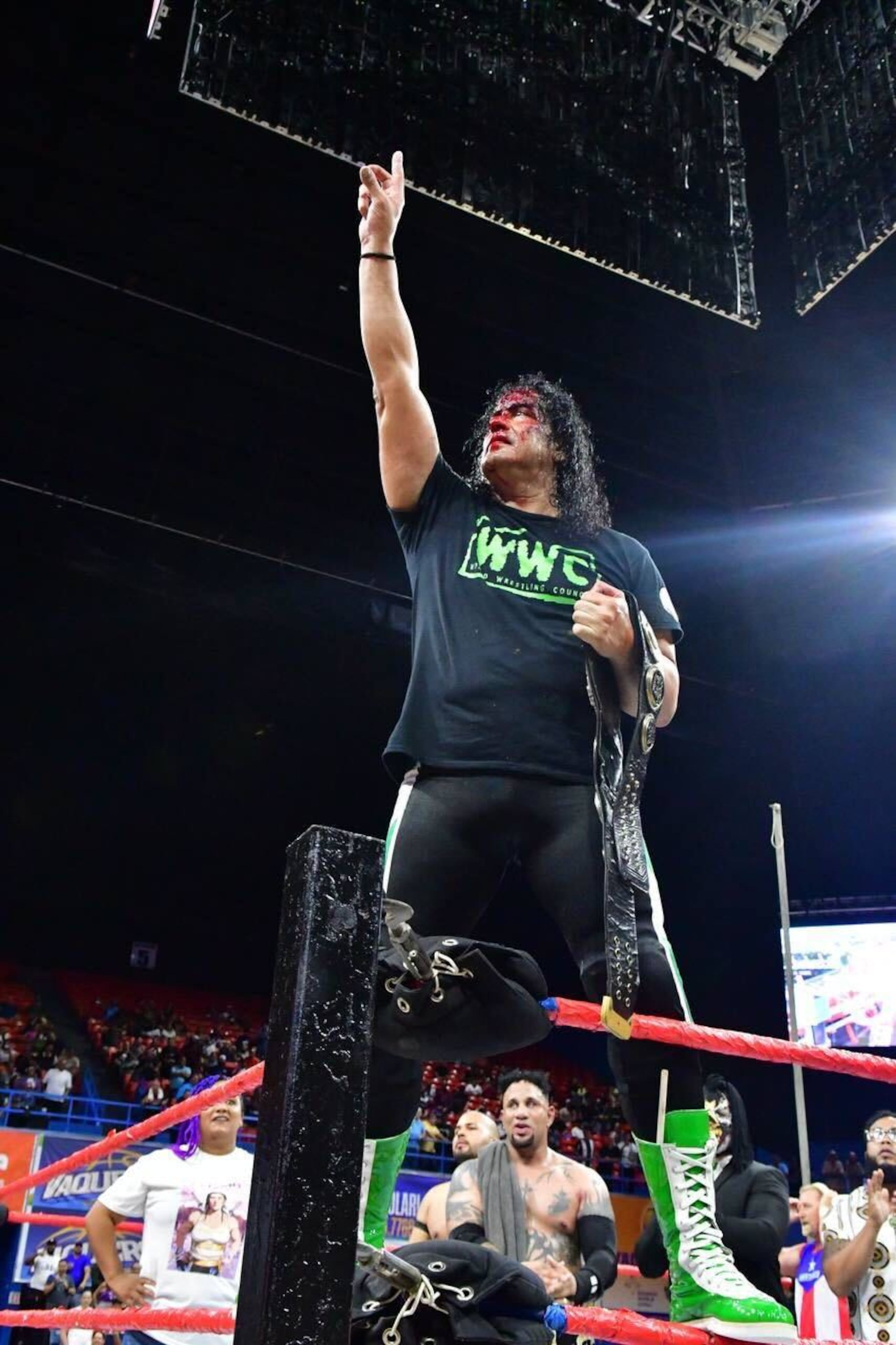 Ray González con el campeonato Universal de WWC en Aniversario 51.