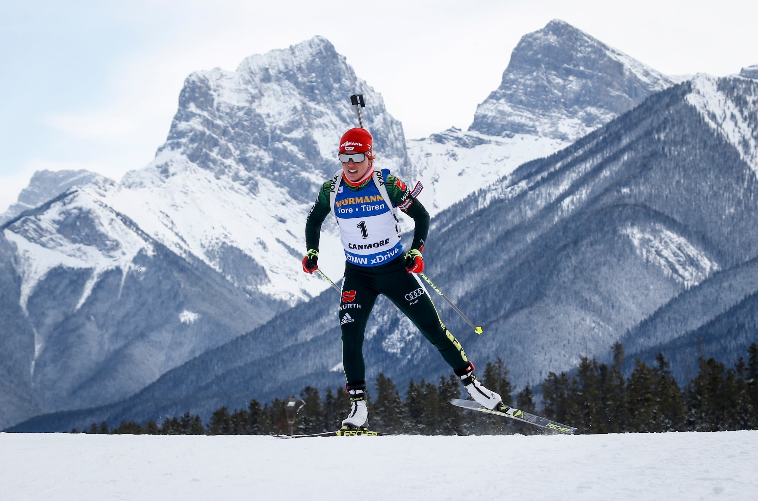 La alemana Laura Dahlmeier esquía aquí durante la Copa del Mundo de biatlón en Canmore, Alberta, el 7 de febrero de 2019.