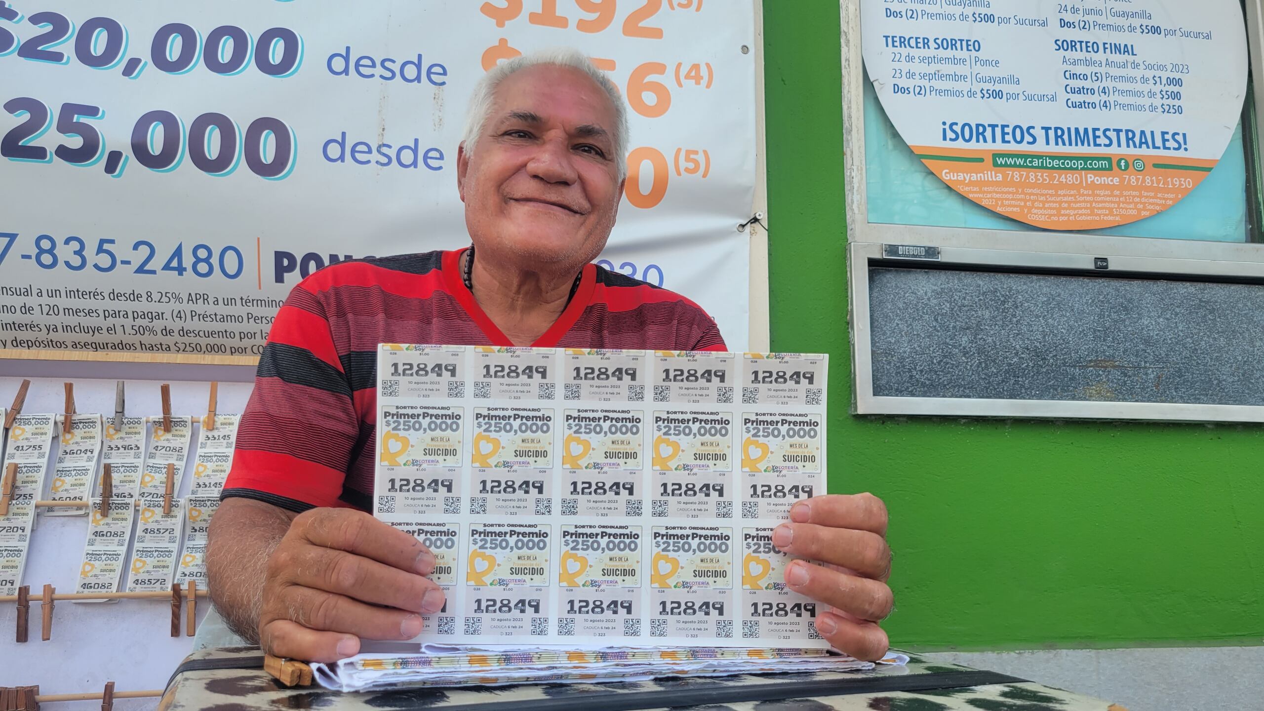 El sexagenario da su mejor sonrisa a quienes se acercan a su puesto, justo al frente de la Cooperativa de Guayanilla (Caribe Coop), en la calle Muñoz Rivera.