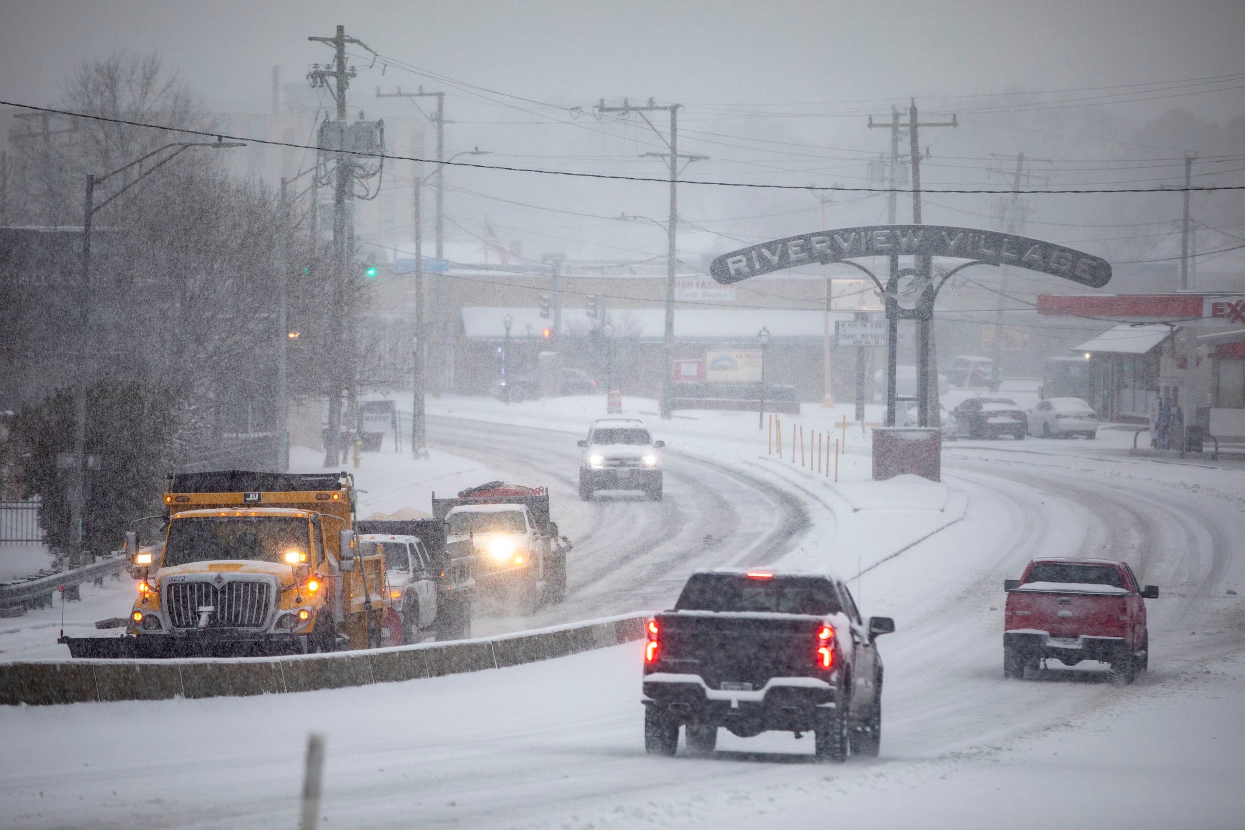 Vehículos para quitar nieve avanzan por el puente de la calle Granby el miércoles 19 de febrero de 2025, en Norfolk, Virginia. (Kendall Warner/The Virginian-Pilot vía AP)