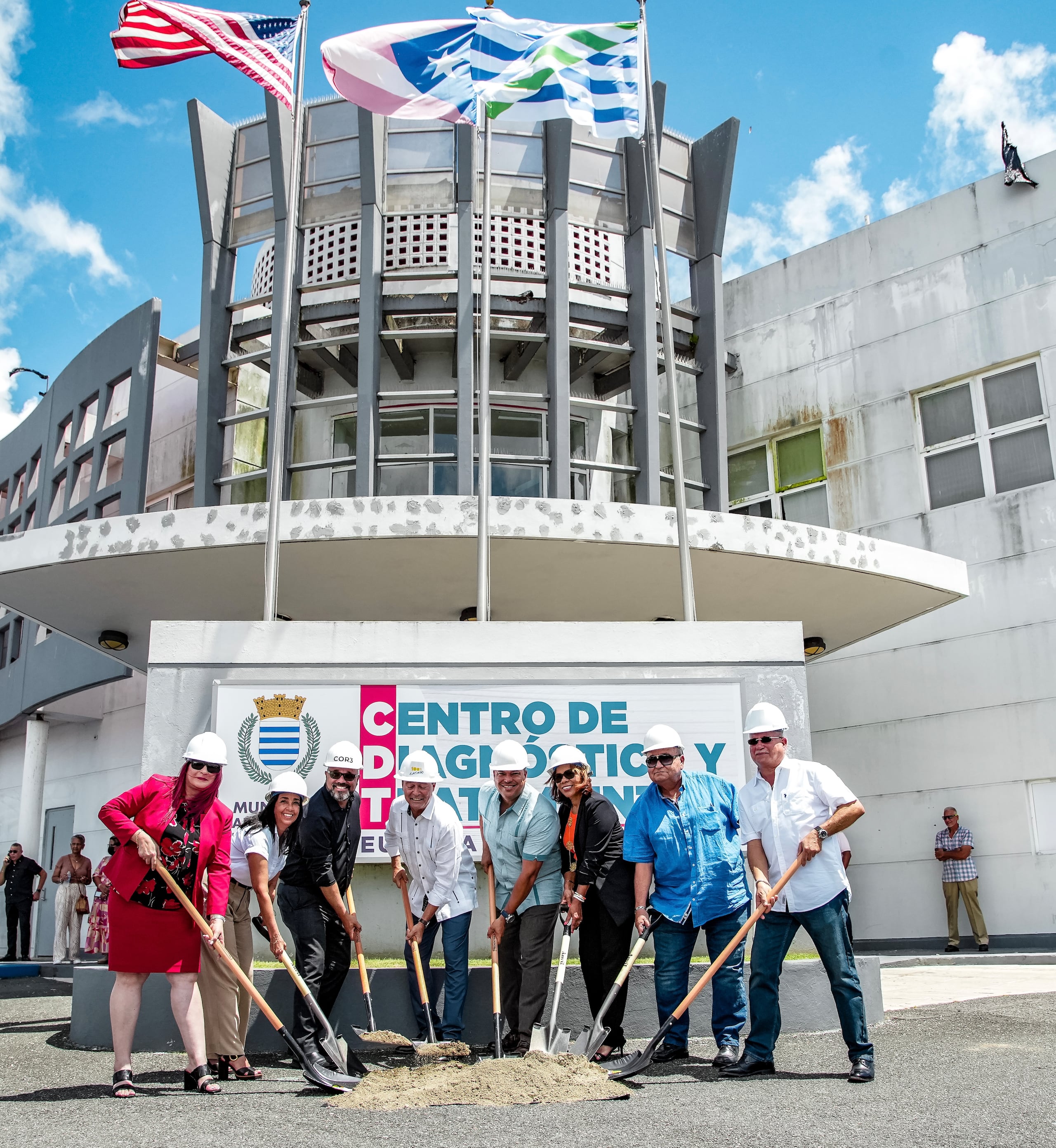 El Huracán María provocó daños graves al edificio del CDT municipal como el sistema de iluminación, en el que casi 400 luminarias fluorescentes, ventanas, puertas de cristal, e iluminación exterior.
