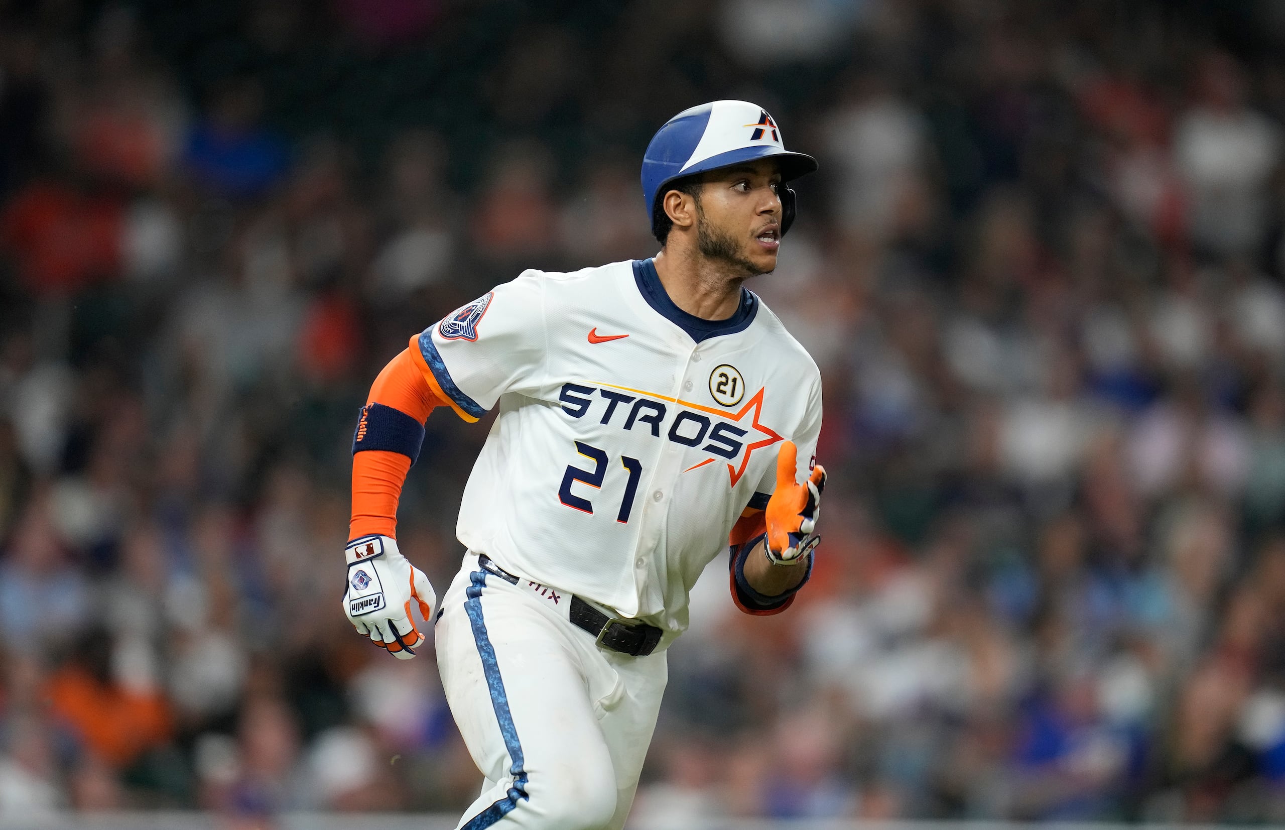 El dominicano de los Astros de Houston Jeremy Peña corre tras su doble remolcador frente al abridor de los Rangers de Texas Jack Leiter en la séptima entrada el lunes 15 de septiembre del 2025. (AP Foto/Karen Warren)