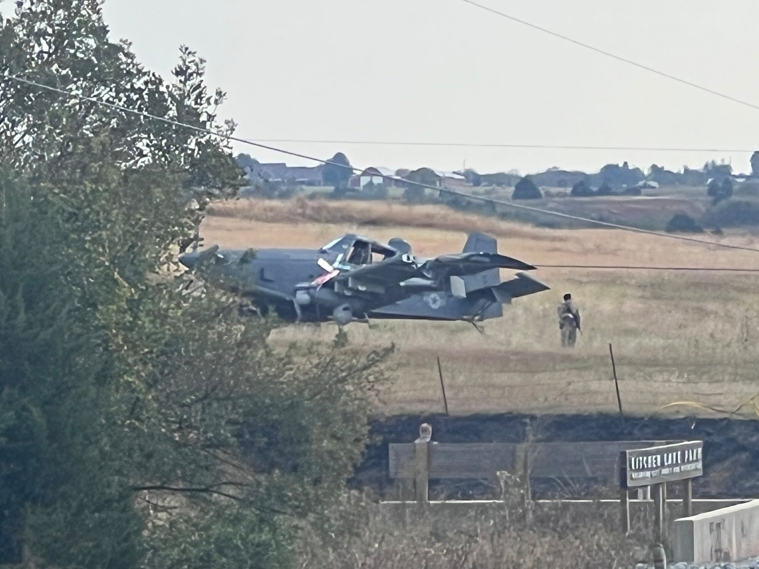 La cámara del tablero de un vehículo captó cuando el avión descendió a gran velocidad, rozando una camioneta blanca y finalmente impactando en un terreno baldío.