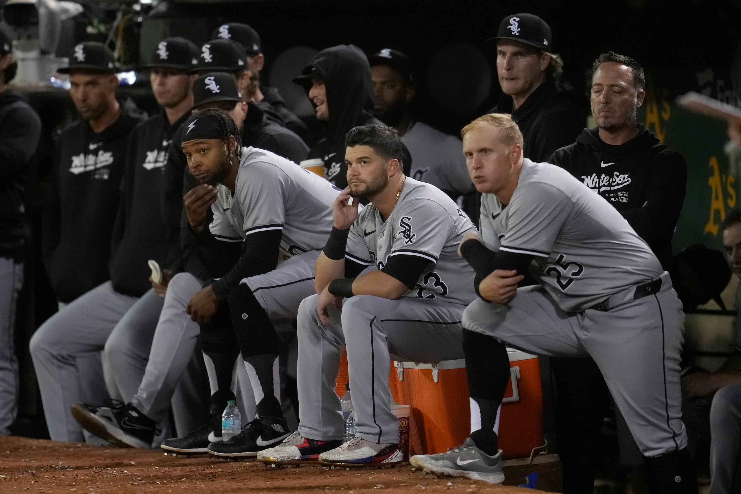 Los jugadores de los White Sox de Chicago reaccionan desde el dugout durante la octava entrada de un partido de béisbol en contra de los Athletics de Oakland.