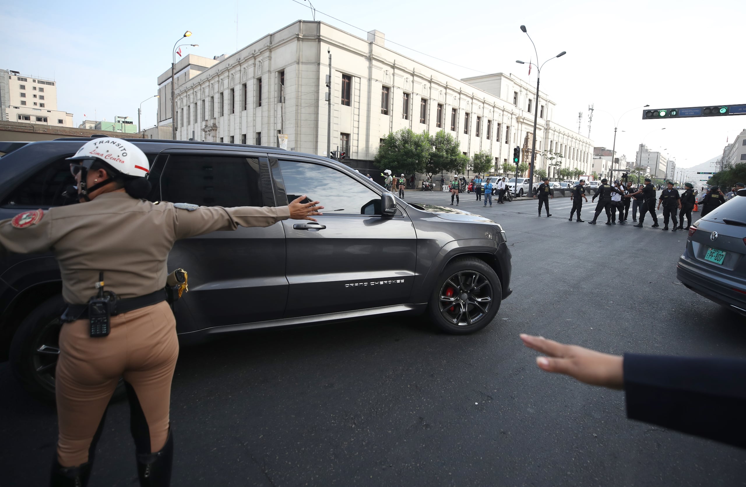 La llegada del vehículo que transportaba a la presidenta de Perú, Dina Boluarte, a su llegada a la Fiscalía este viernes en Lima, en Perú. (EFE/Paolo Aguilar)