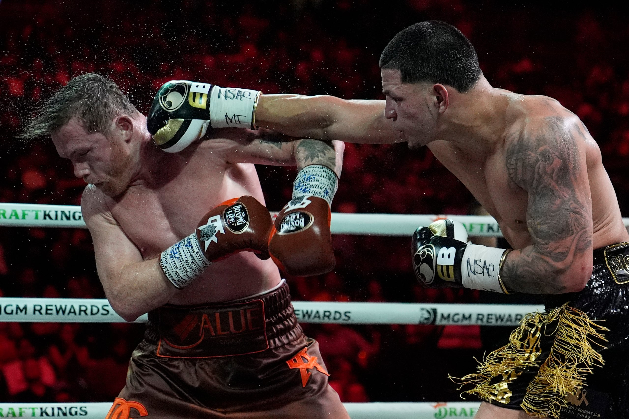 Edgar Berlanga conecta una derecha al rostro de Saúl "Canelo" Álvarez.