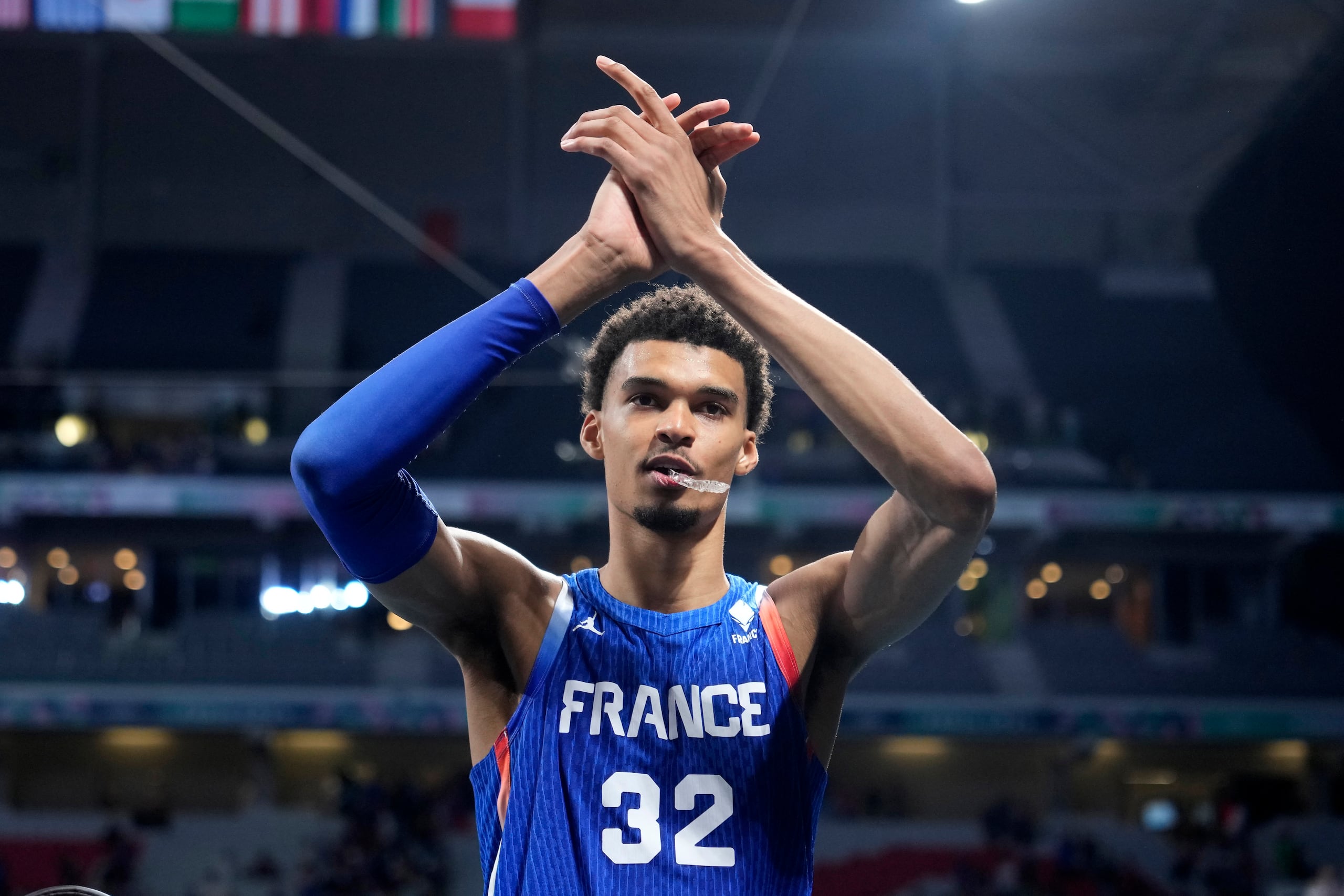 El francés Victor Wembanyama aplaude tras el partido en que su equipo venció a Japón en los Juegos Olímpicos, el martes 30 de julio de 2024 (AP Foto/Michael Conroy)