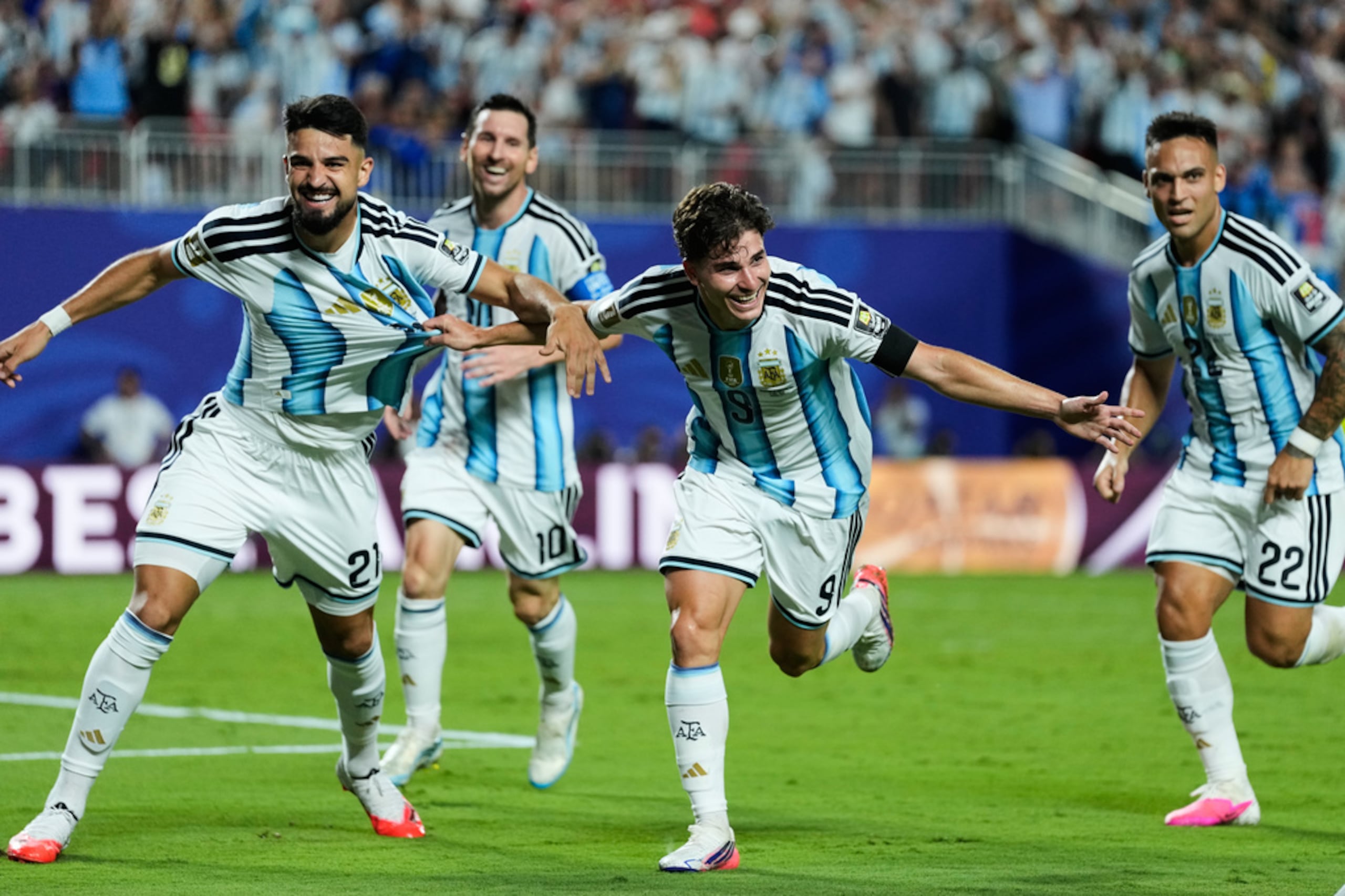 Los argentinos Julián Álvarez (9), José Manuel López (21), Lionel Messi (10) y Lautaro Martínez celebran el segundo gol de Argentina en la victoria sobre Suiza en los cuartos de final del pasado Mundial.