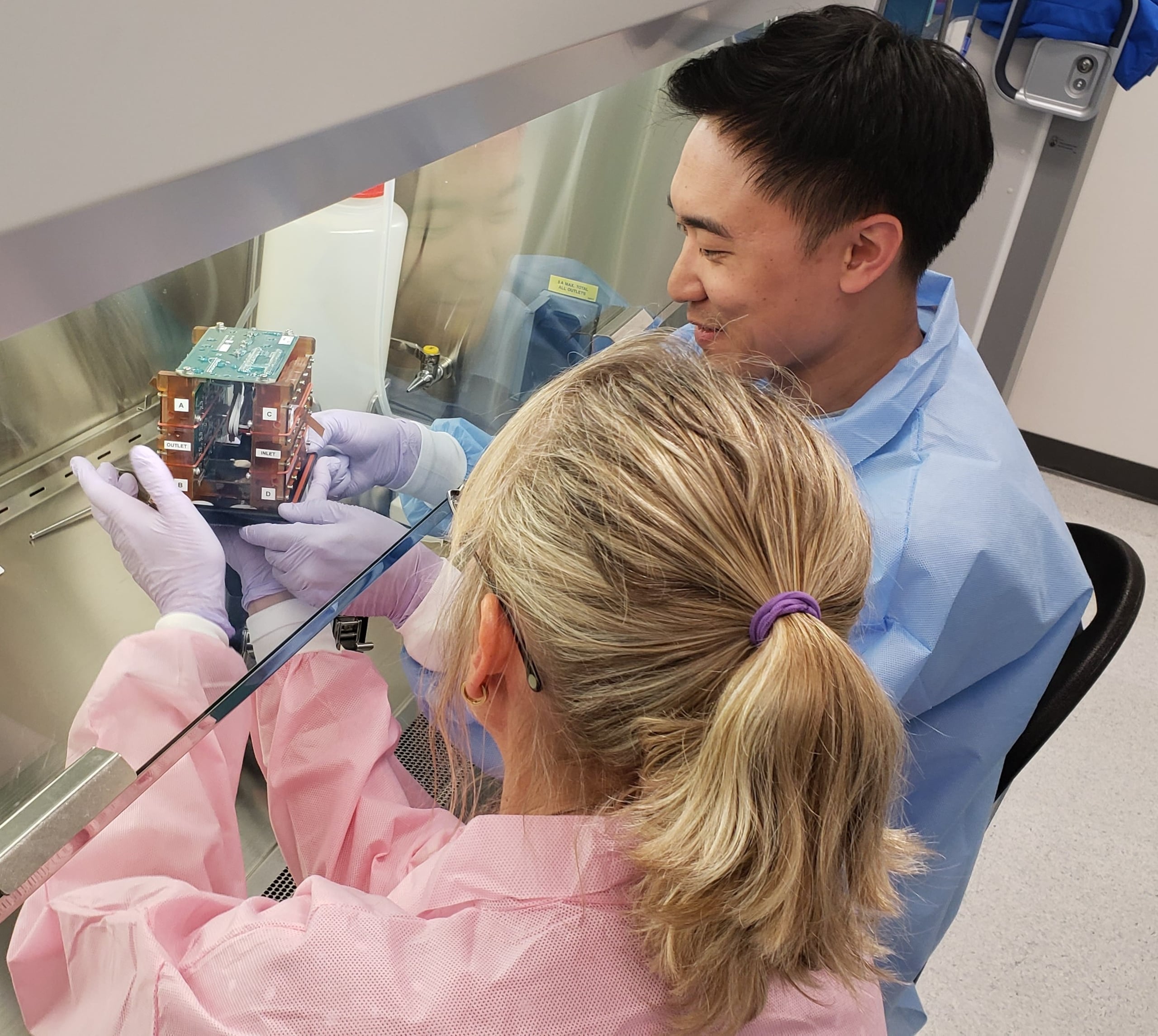 Los investigadores Jonathan Tsui y Stefanie Countryman realizan los últimos preparativos del experimento «corazón en un chip» en el Centro Espacial Kennedy antes de su lanzamiento como parte de la misión SpaceX CRS-20 a la Estación Espacial Internacional. Fotografía facilitada por Devin Mair. EFE