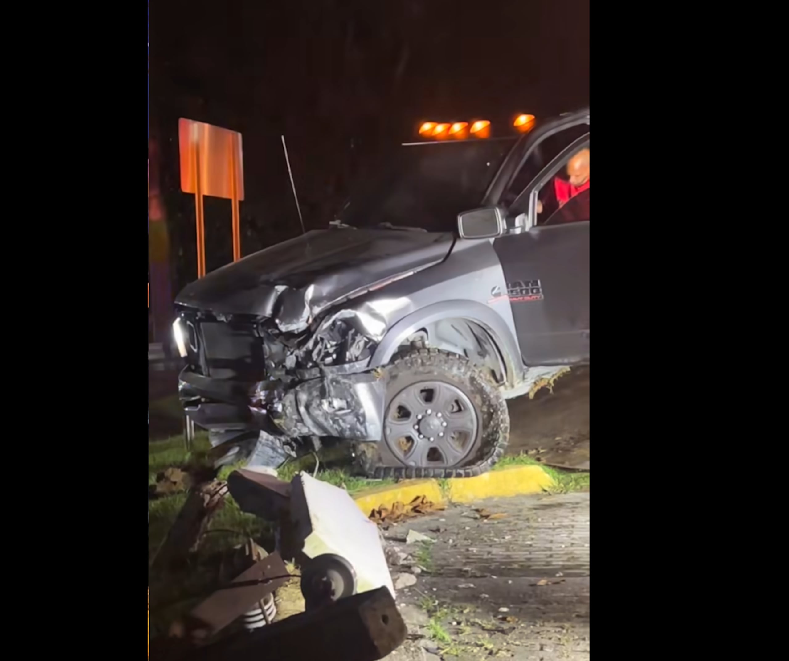 Captura de imagen del accidente de transito que sufrió Elías "Larry" Ayuso el día de Navidad.