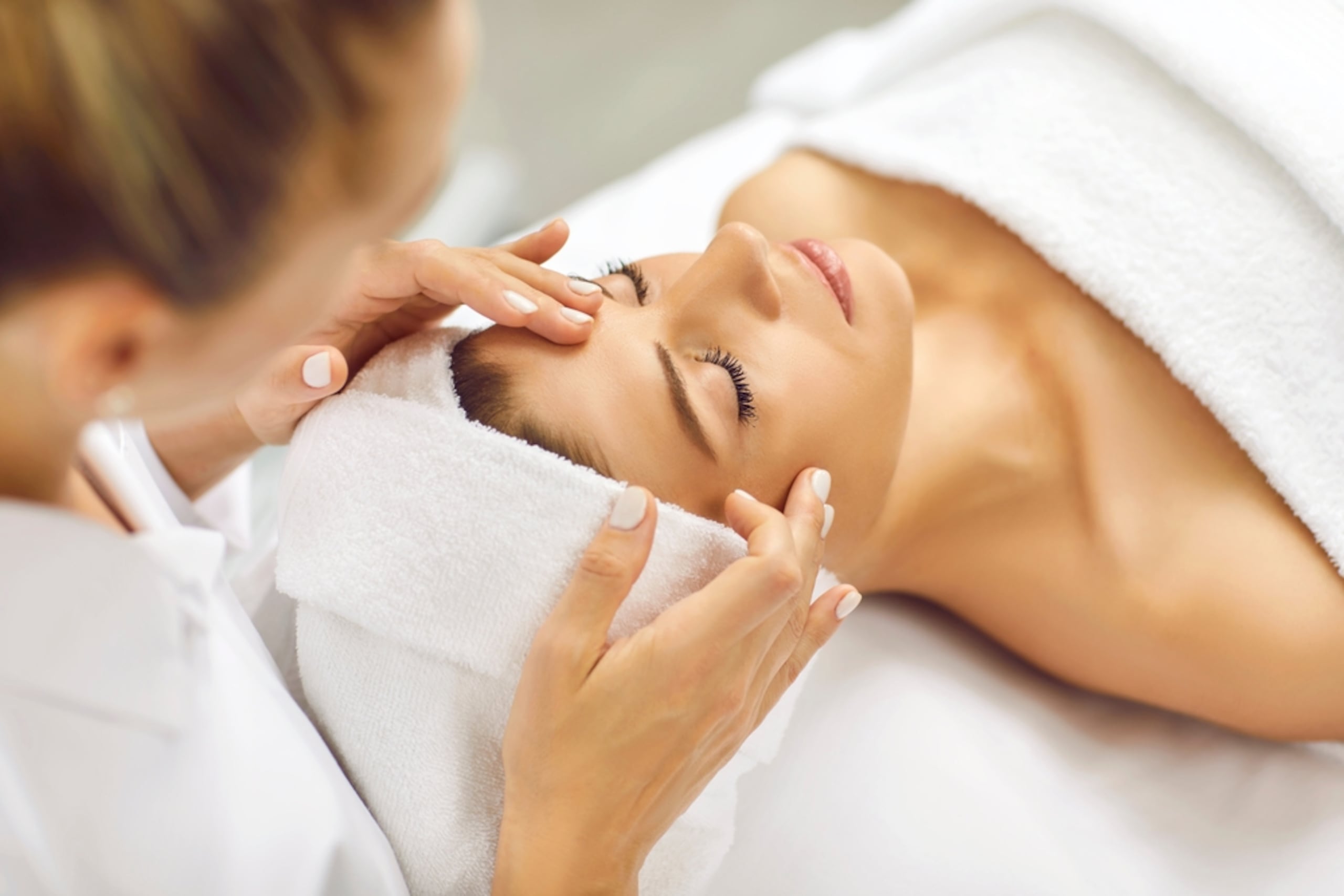 Nova Derm, el centro dermaestético dirigido por el doctor Luis Ortiz Espinosa, ofrece el Led Lactic Peel Facial.