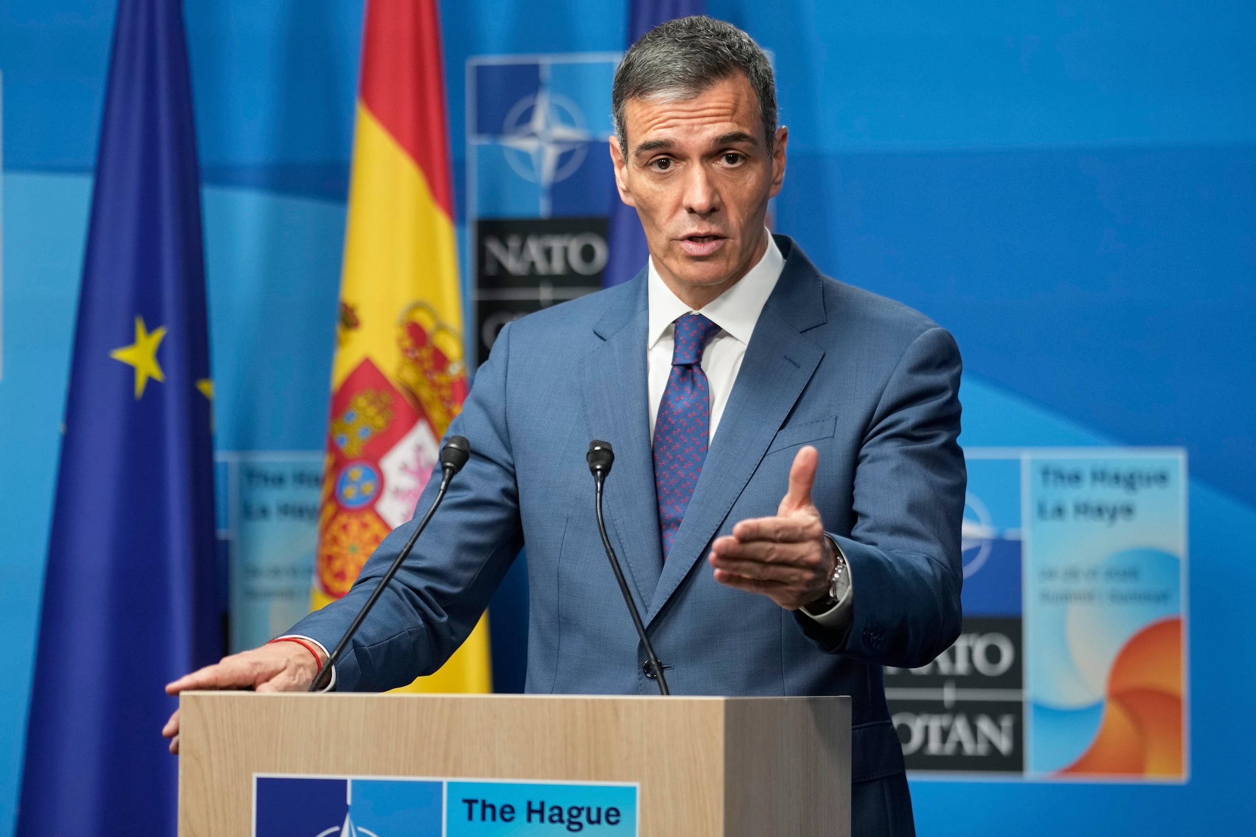 El presidente del gobierno de España, Pedro Sanchez, habla en una conferencia deprensa tras la sesión plenaria en la cumbre de la OTAN en La Haya, Holanda, el miércoles 25 de junio de 2025. (AP Foto/Markus Schreiber)