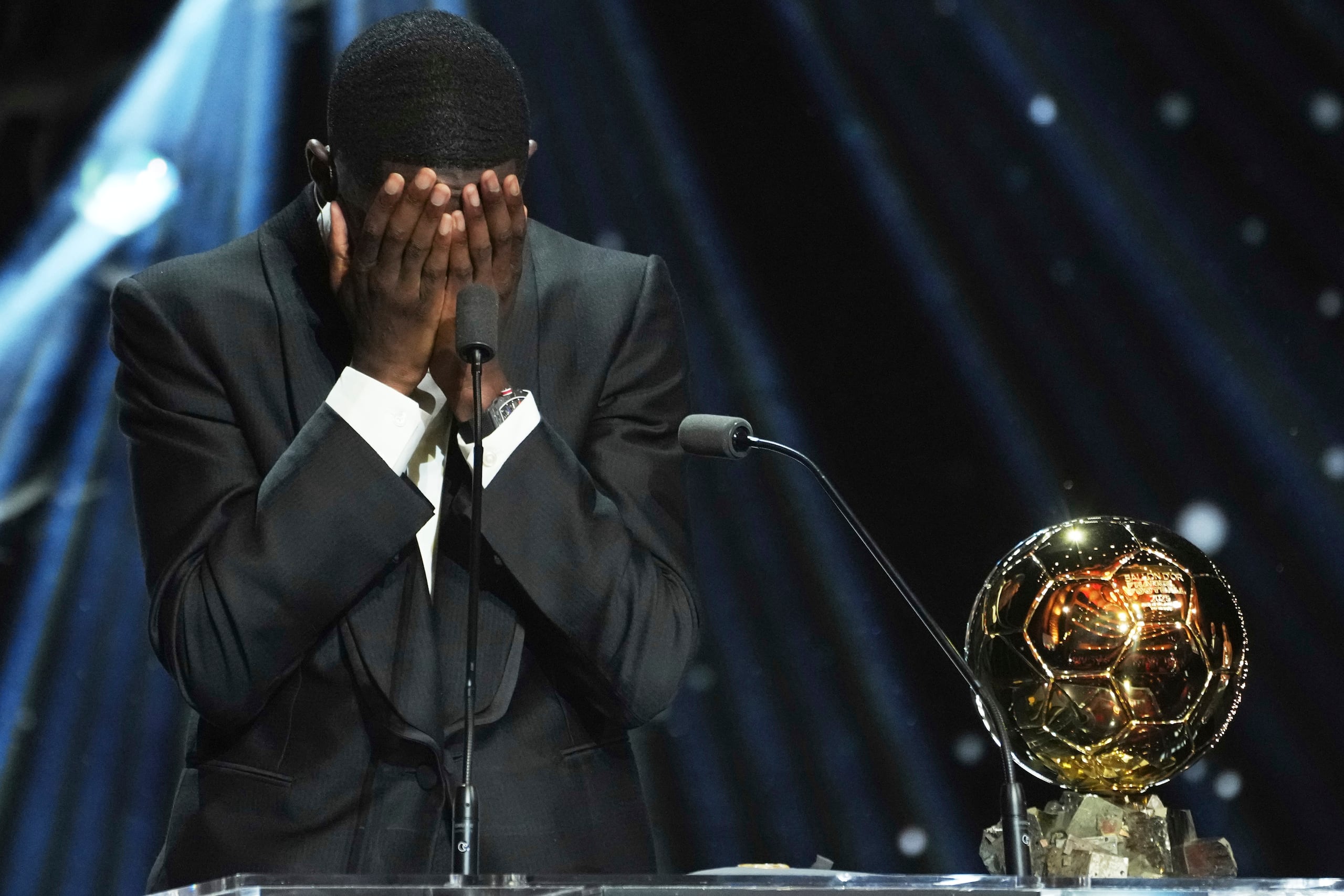 Ousmane Dembélé llora tras recibir el Balón de Oro 2025.