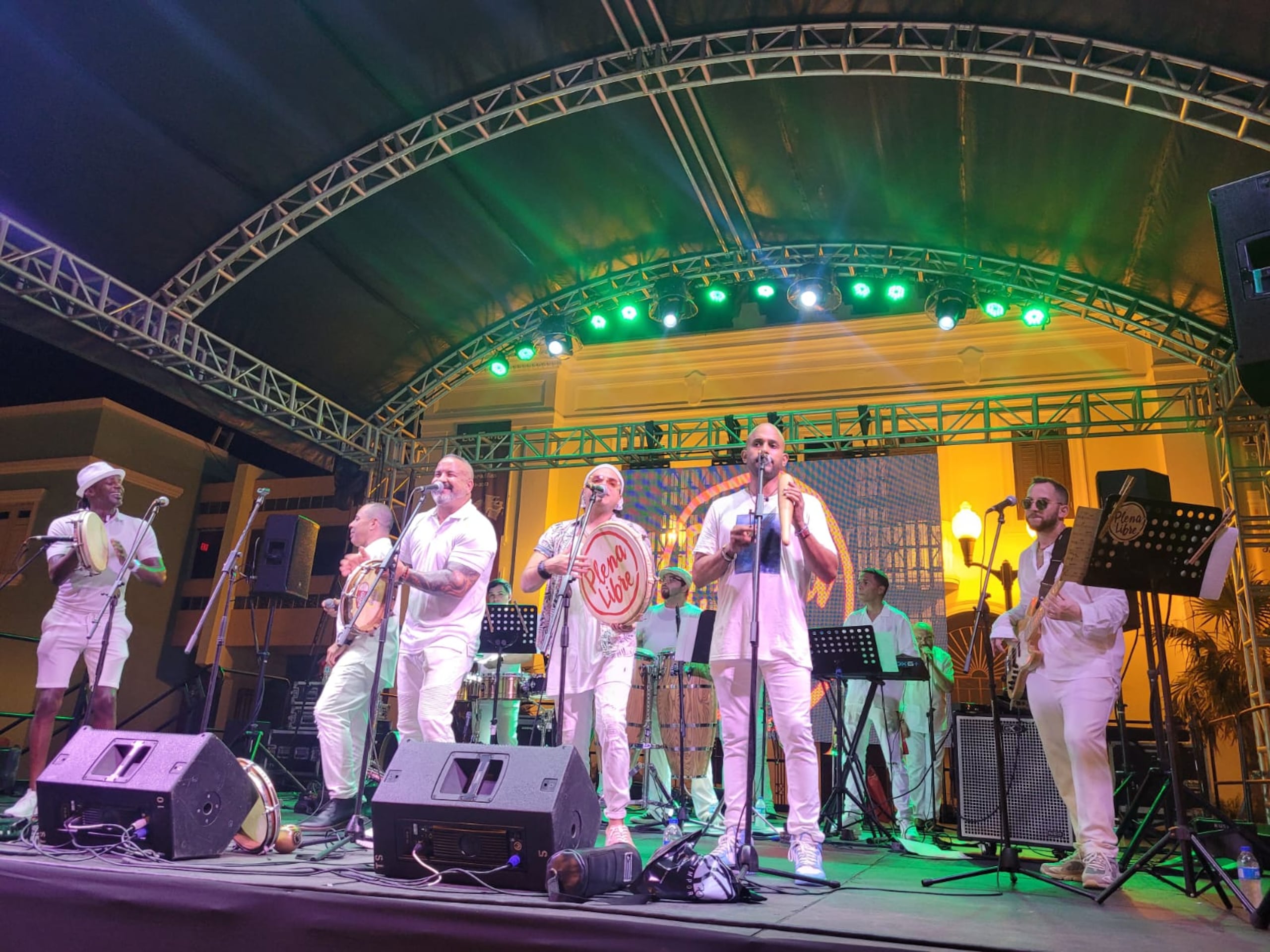 El grupo separó unos minutos de reflexión antes de comenzar la presentación.