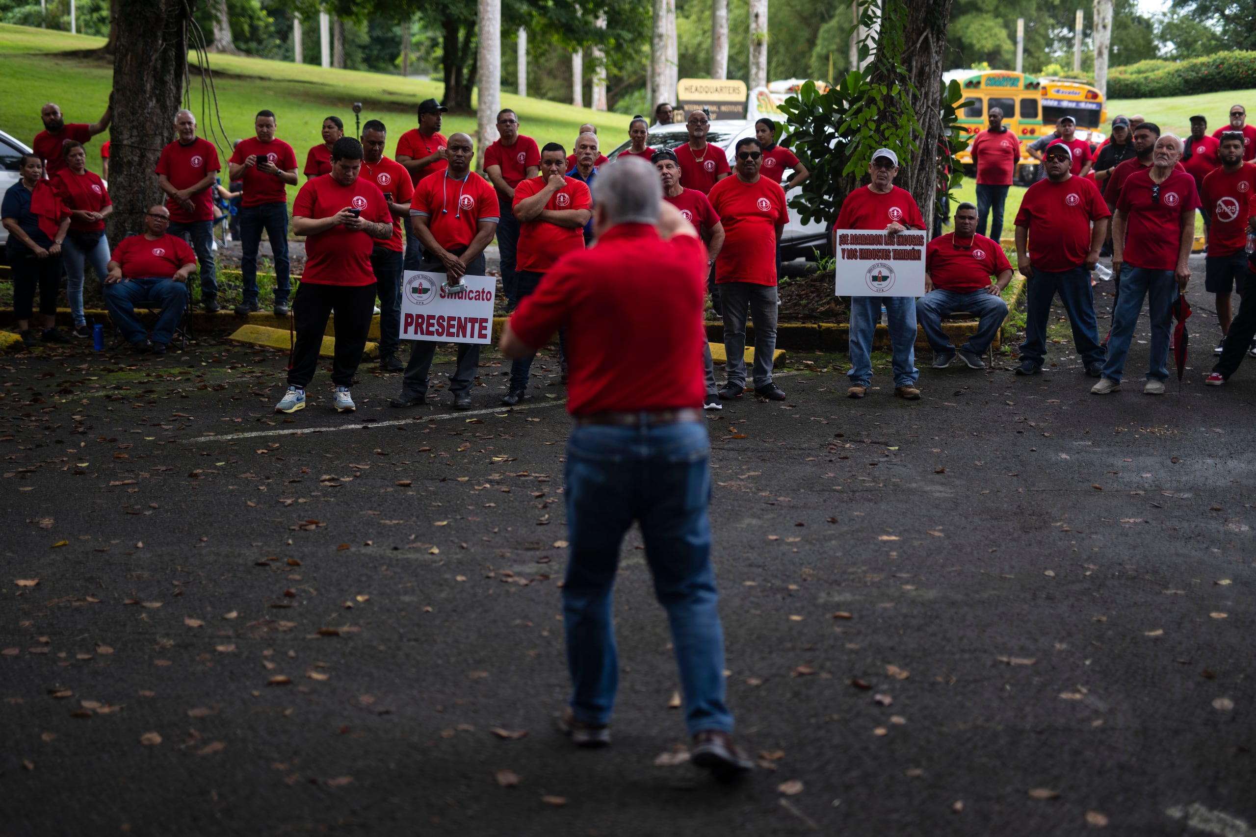 El paro organizado por el liderato del Sindicato de Trabajadores de la Universidad de Puerto Rico (UPR) tras un impase en las negociaciones con la administración universitaria sobre la entrada en vigor de una estipulación que concede beneficios económicos a los empleados, llevado a cabo en los predios de las oficinas administrativas de la UPR, comenzó hoy.