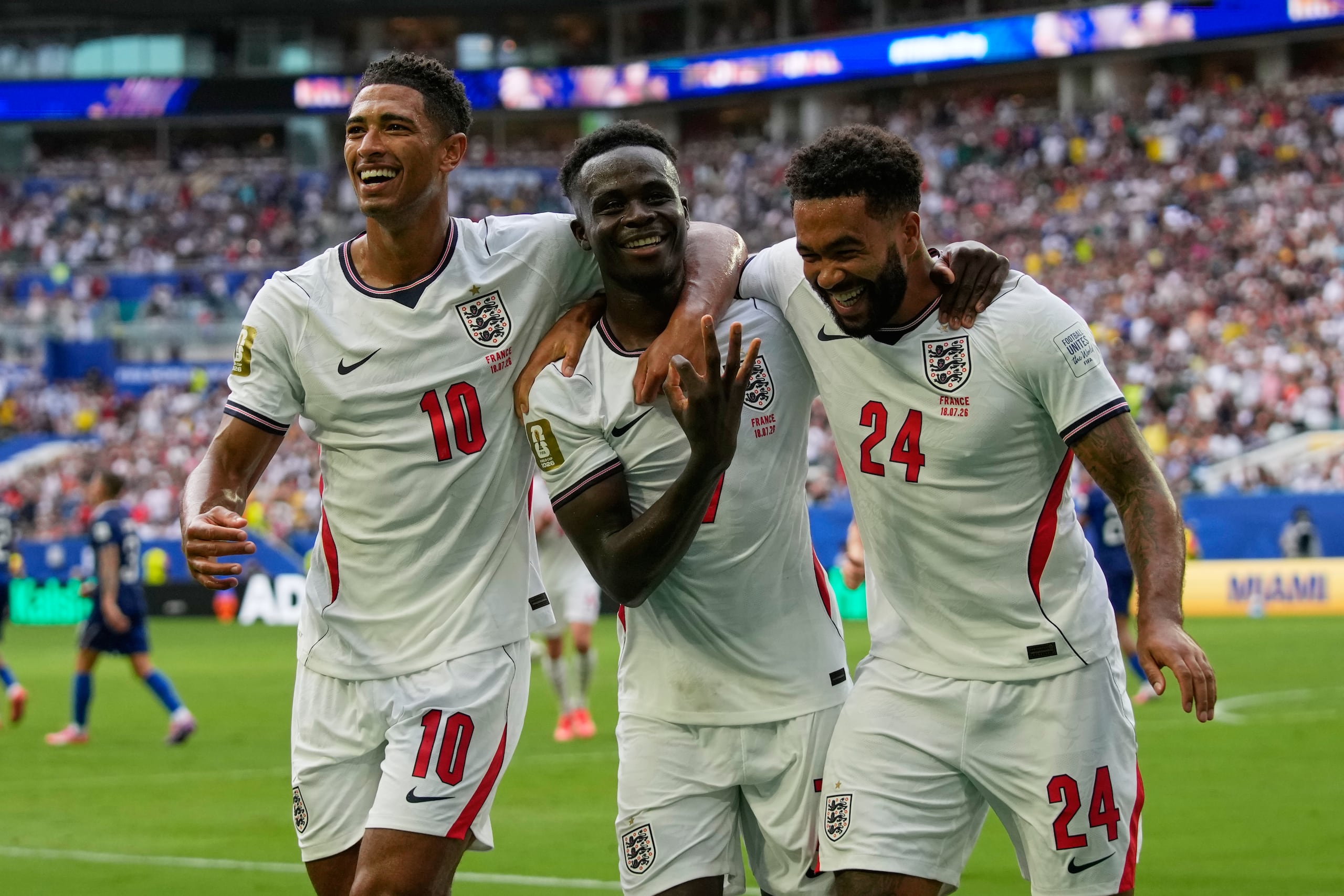 Bukayo Saka celebra con Jude Bellingham y Reece James el quinto gol de Inglaterra ante Francia en el Mundial.