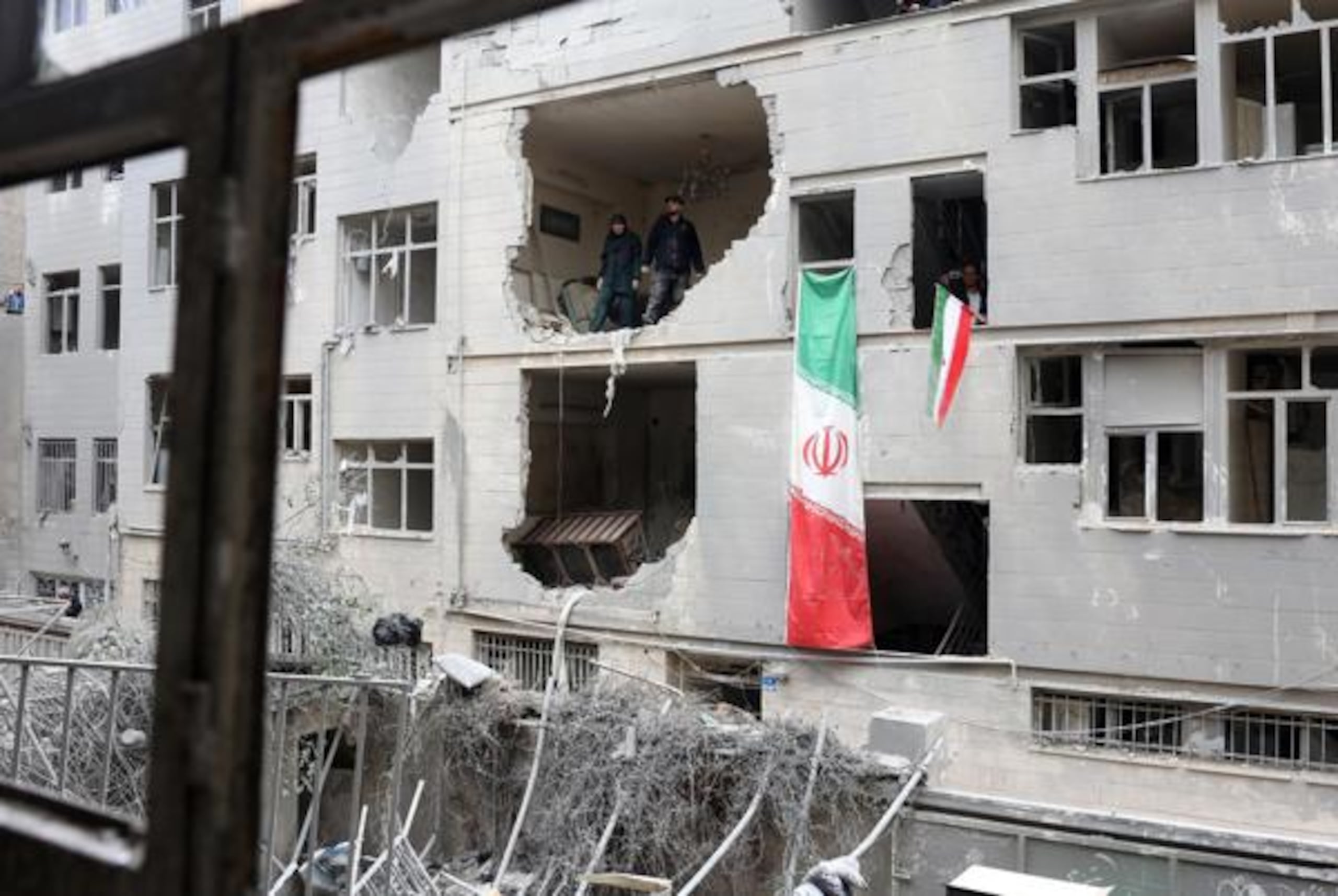 TEHERAN (Iran).- Unos iraníes se encuentran dentro de su edificio residencial dañado en el sur de Teherán, Irán, el 15 de marzo de 2026. Una operación militar conjunta de Israel y Estados Unidos sigue atacando múltiples objetivos en todo Irán desde la madrugada del 28 de febrero de 2026. (Teherán) EFE/EPA/ABEDIN TAHERKENAREH