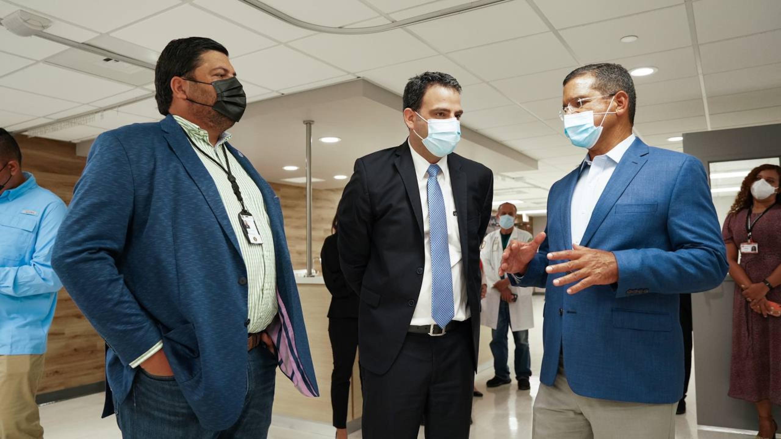 El gobernador Pedro Pierluisi conversa con el secretario de Salud, Carlos Mellado, y el director de ASEM, Jorge Matta González.