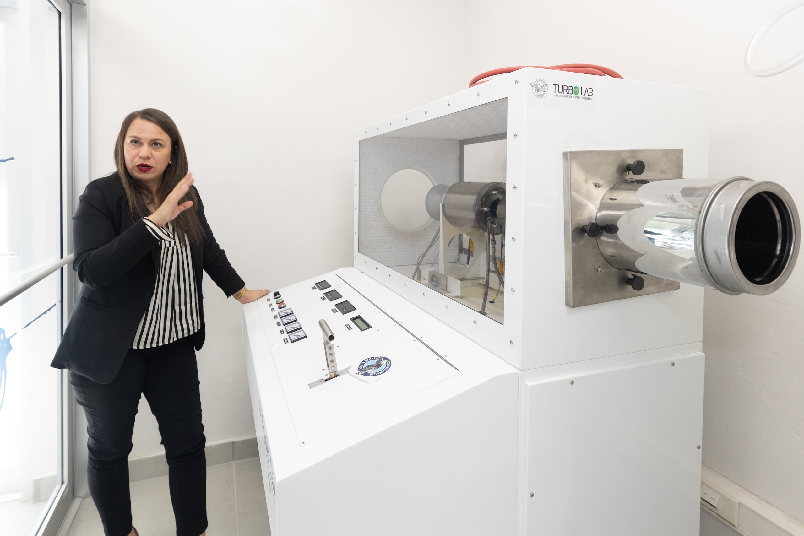 La profesora Sheila Torres Nieves muestra una de las turbinas que usan los estudiantes como recurso de práctica en el laboratorio.