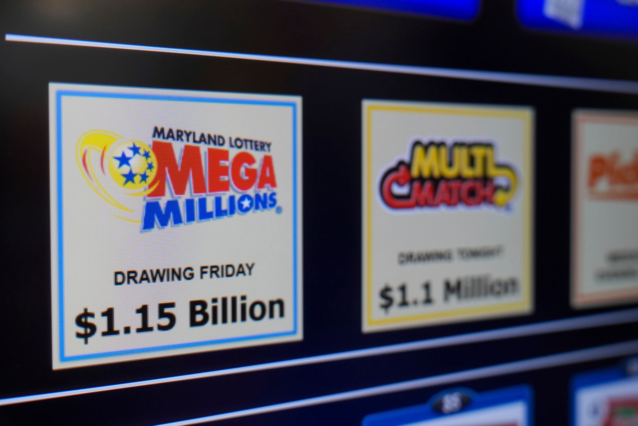 La opción de participar en el sorteo con un bote de $1,500 millones de la lotería Mega Millions, vista en una máquina de apuestas dentro de una gasolinera en Baltimore, el 26 de diciembre de 2024.