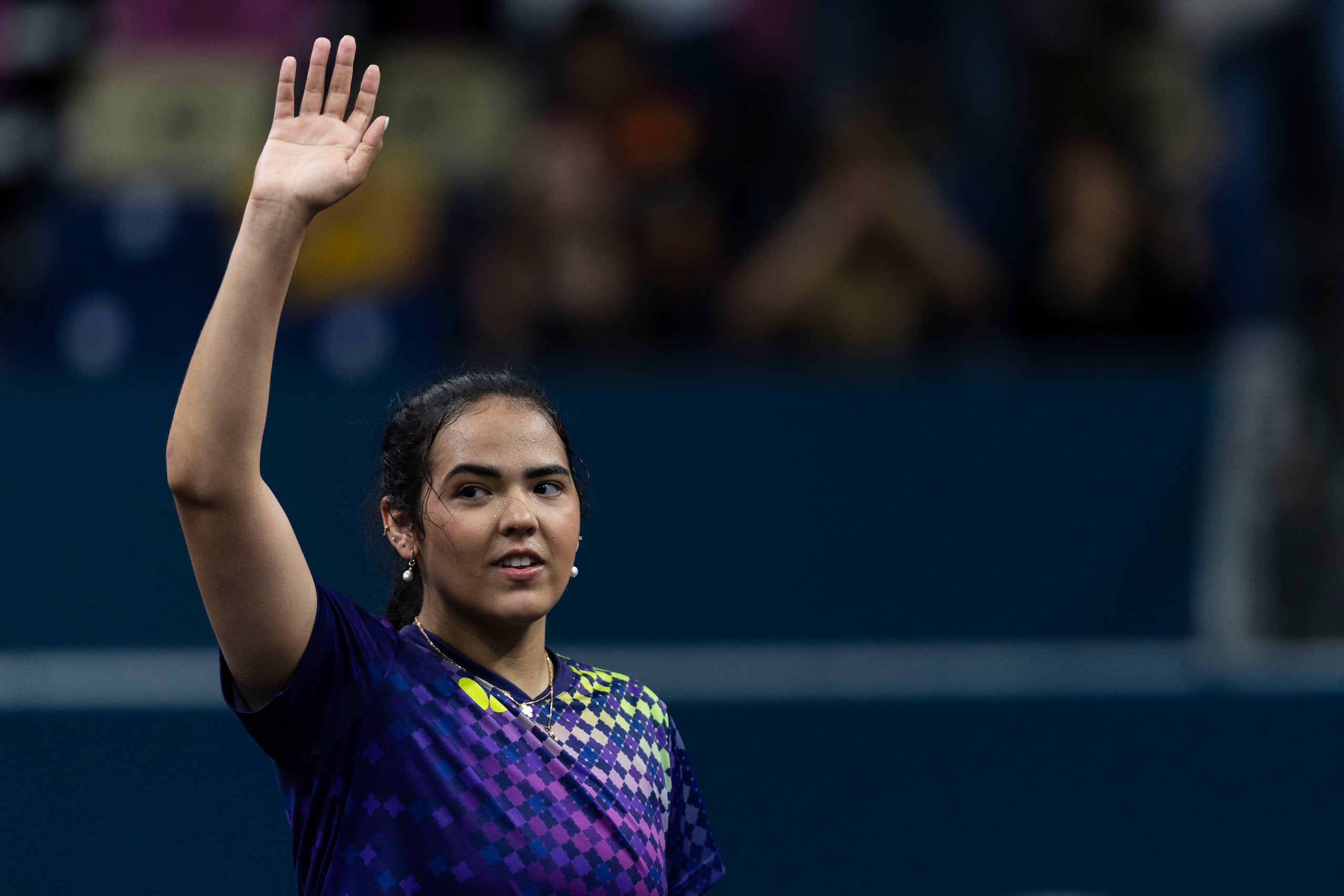 La boricua saluda al público que la alentó durante el partido.