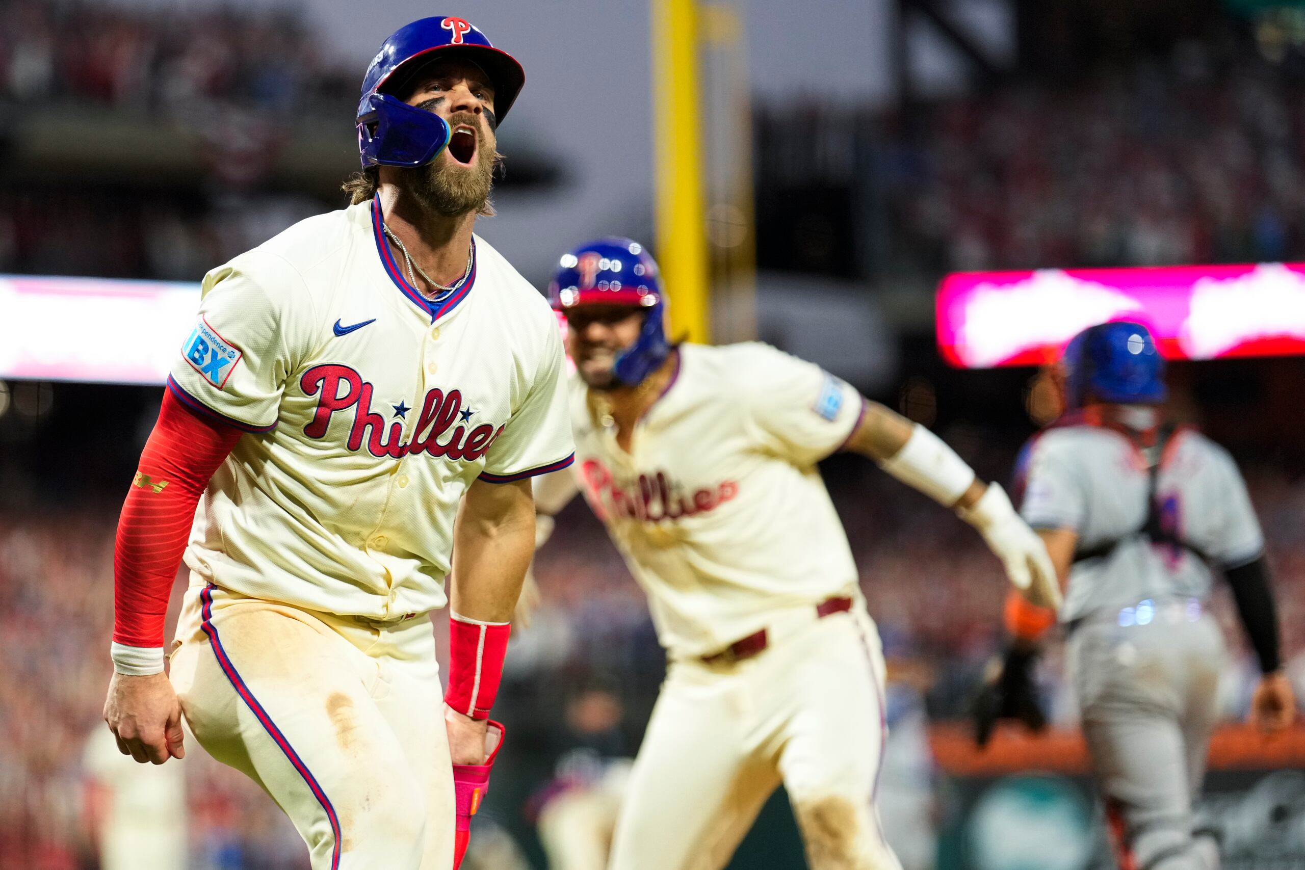 Bryce Harper, guardabosques de los Phillies de Filadelfia.