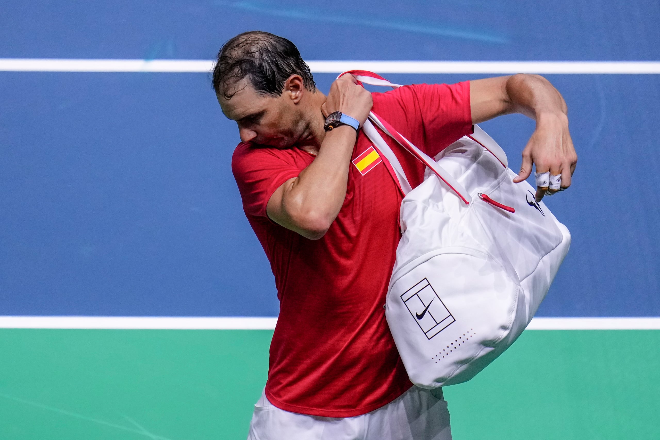 Rafael Nadal después de perder ante Botic Van De Zandschulp en la Copa Davis, el el último partido en su carrera, el miércoles 20 de noviembre de 2024, en Málaga, España. (AP Foto/Manu Fernández)