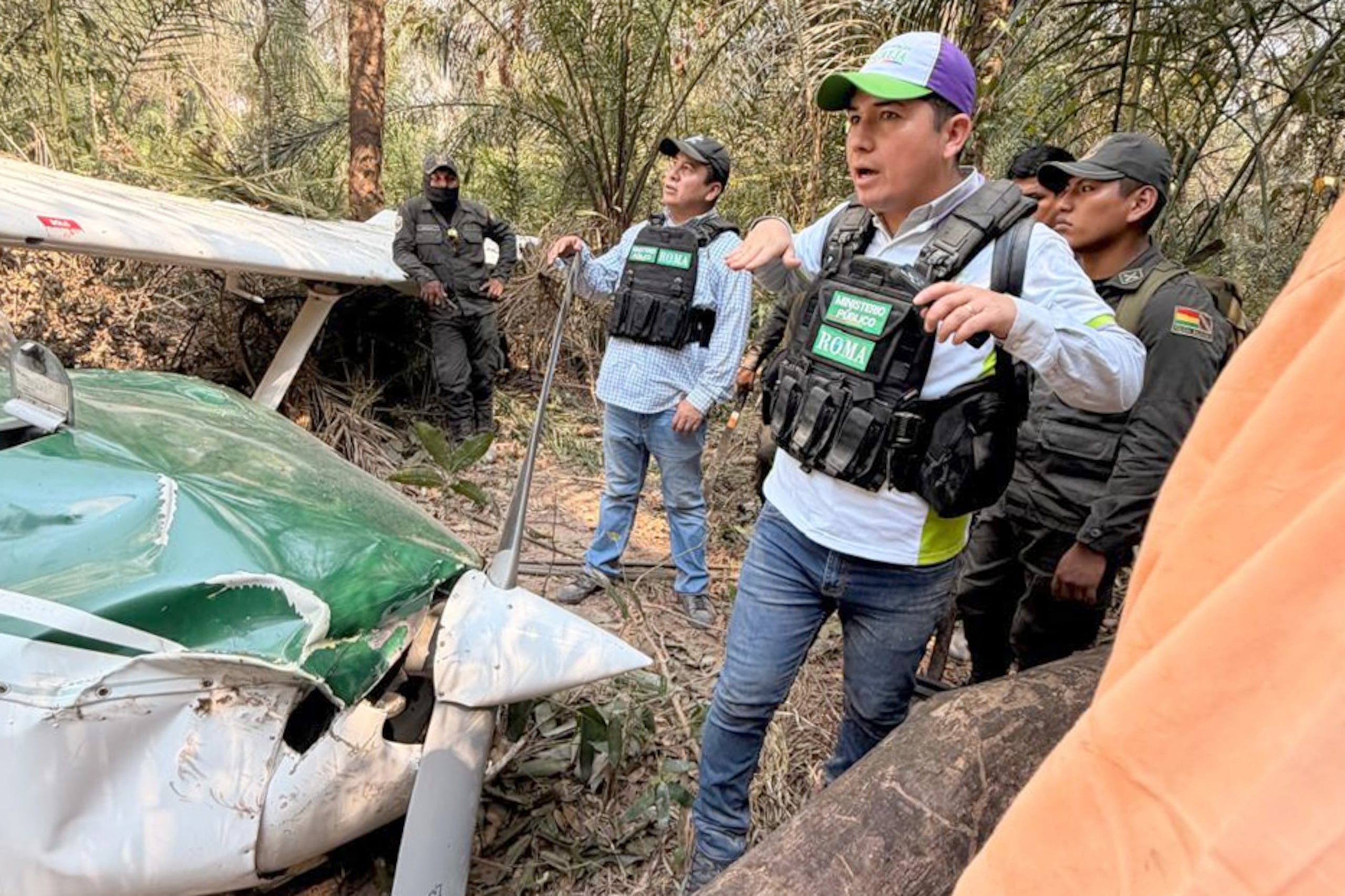 Fotografía cedida por la Fiscalía General del Estado de Bolivia, que muestra un operativo de rescate del fiscal departamental de Beni, Alexander Mendoza, quien fue encontrado con vida después de sufrir un accidente aéreo la semana pasada, después de que la avioneta en la que viajaba junto a otras tres personas cayera en la región amazónica de Beni, en el noreste del país. (EFE/ Fiscalía General del Estado de Bolivia)