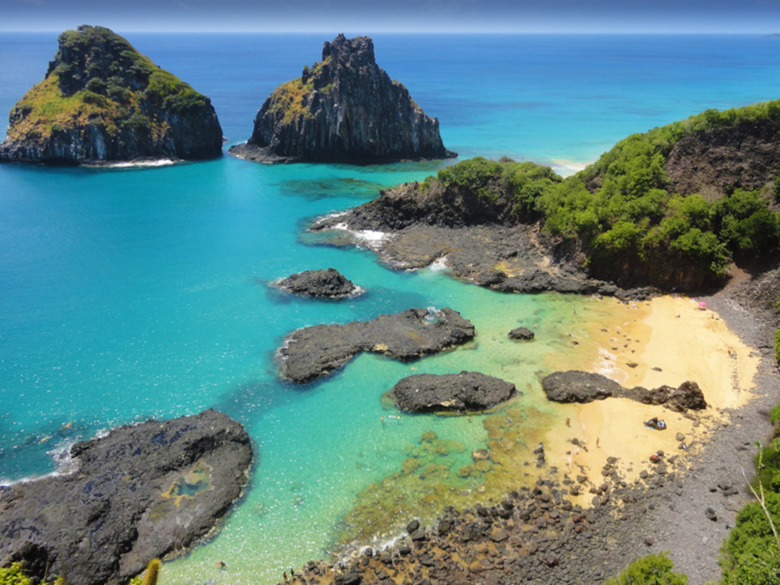 Pra los amantes del buceo, Fernando de Noronha cuenta con una tasa de preservación ambiental cuyo valor se hace más caro a lo largo que se prolonga la estadía. Siendo la playa más codiciada de Brasil, solo se puede accesar por avión. (Suministrada)